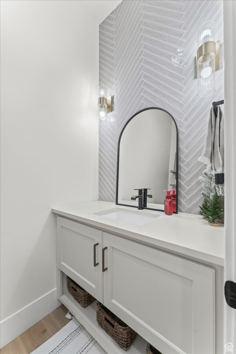 High Design with tile finishes (Herringbone pattern), upgraded Mirror