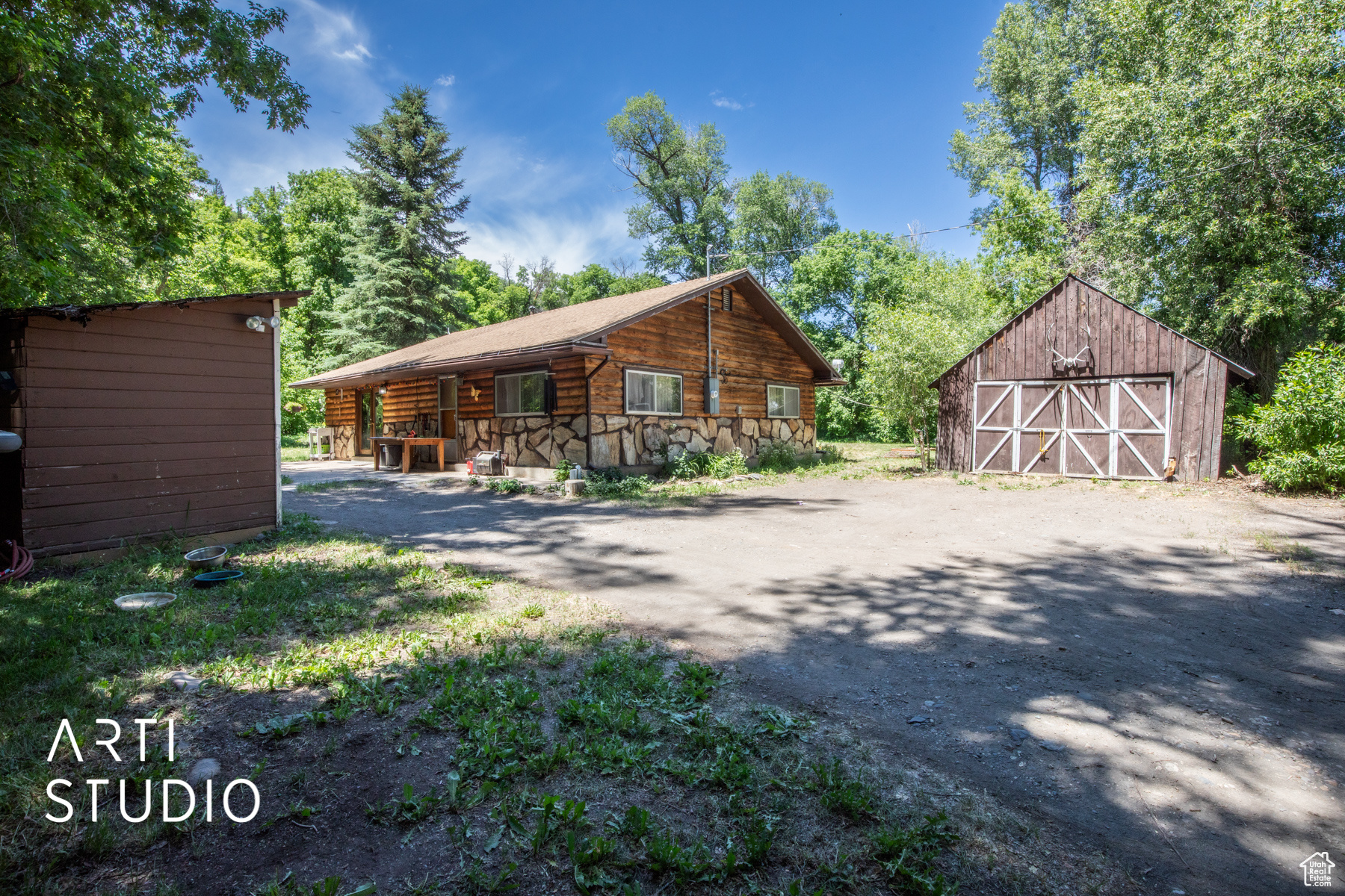 View of front of house featuring an outdoor barn / garage