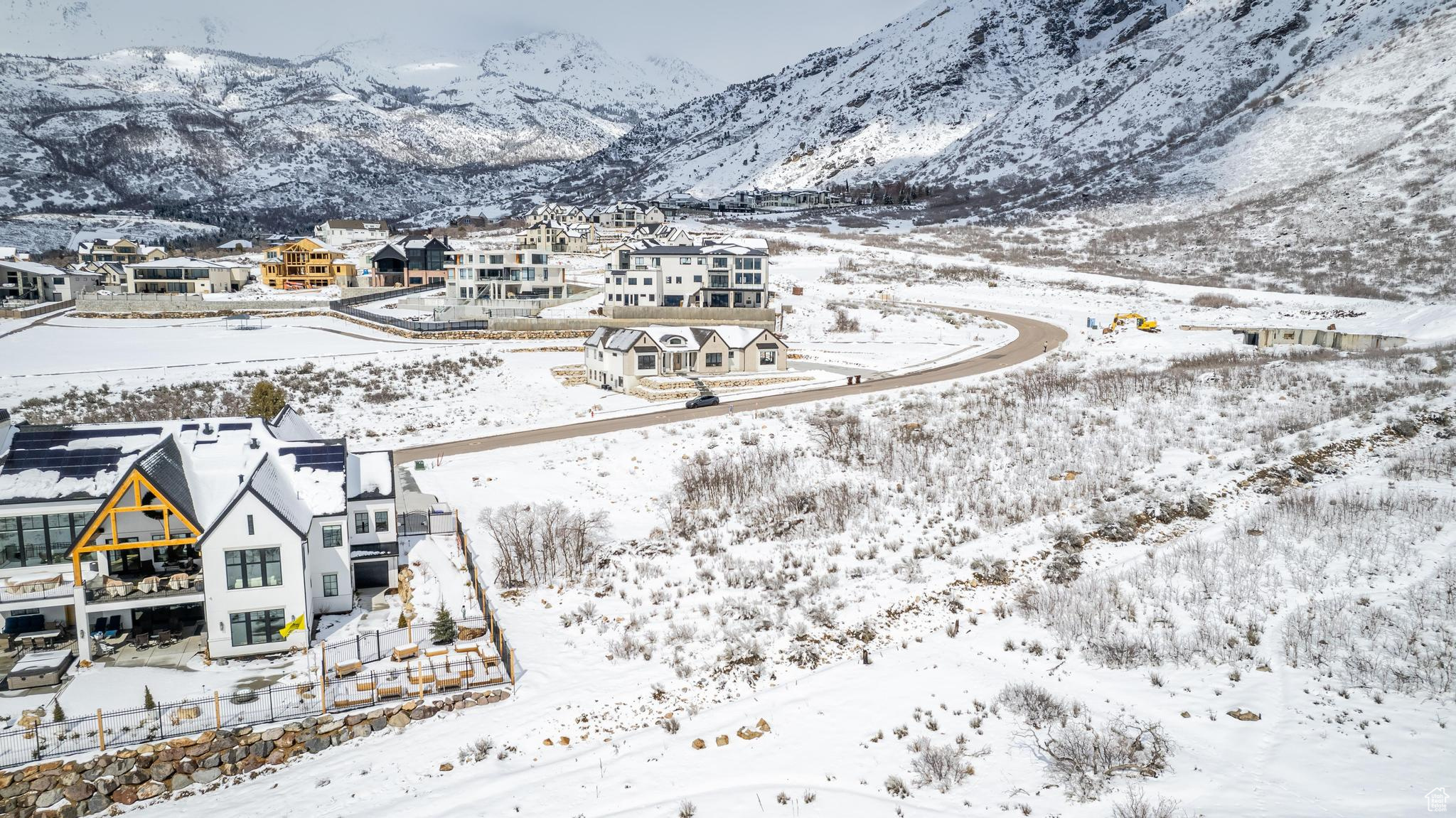 Snowy aerial view featuring a mountain view