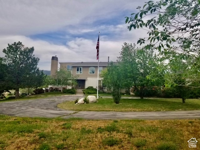 View of front facade featuring a front yard