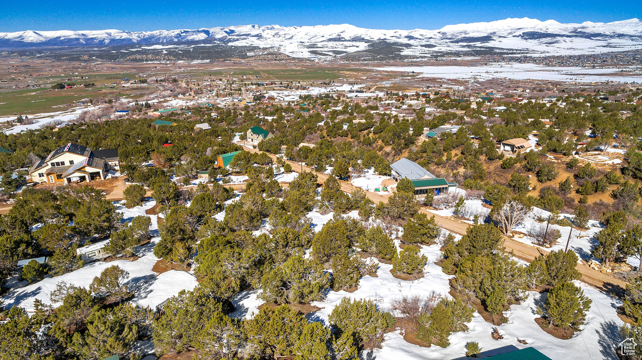 Snowy aerial view with a mountain view