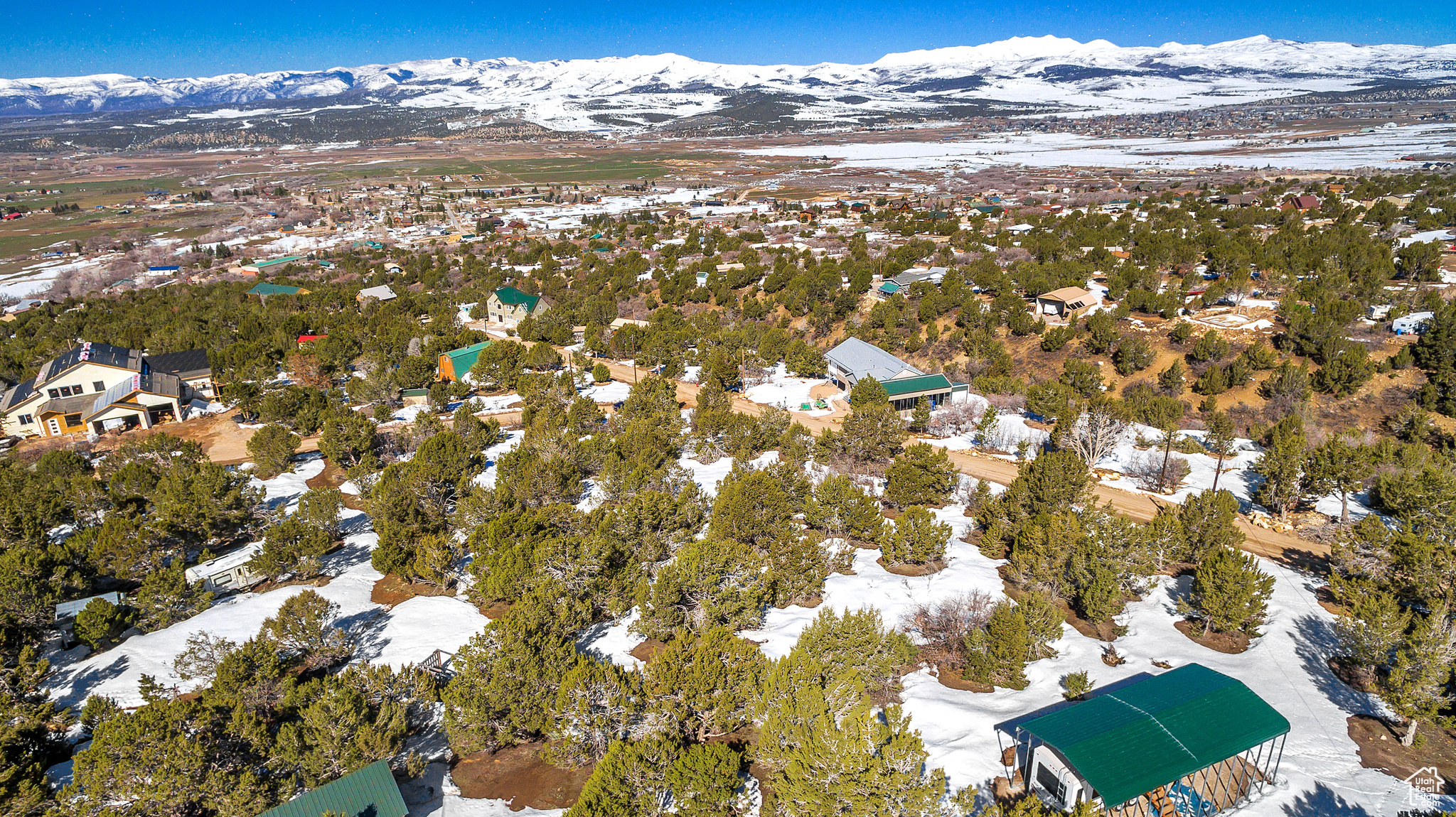 Snowy aerial view with a mountain view