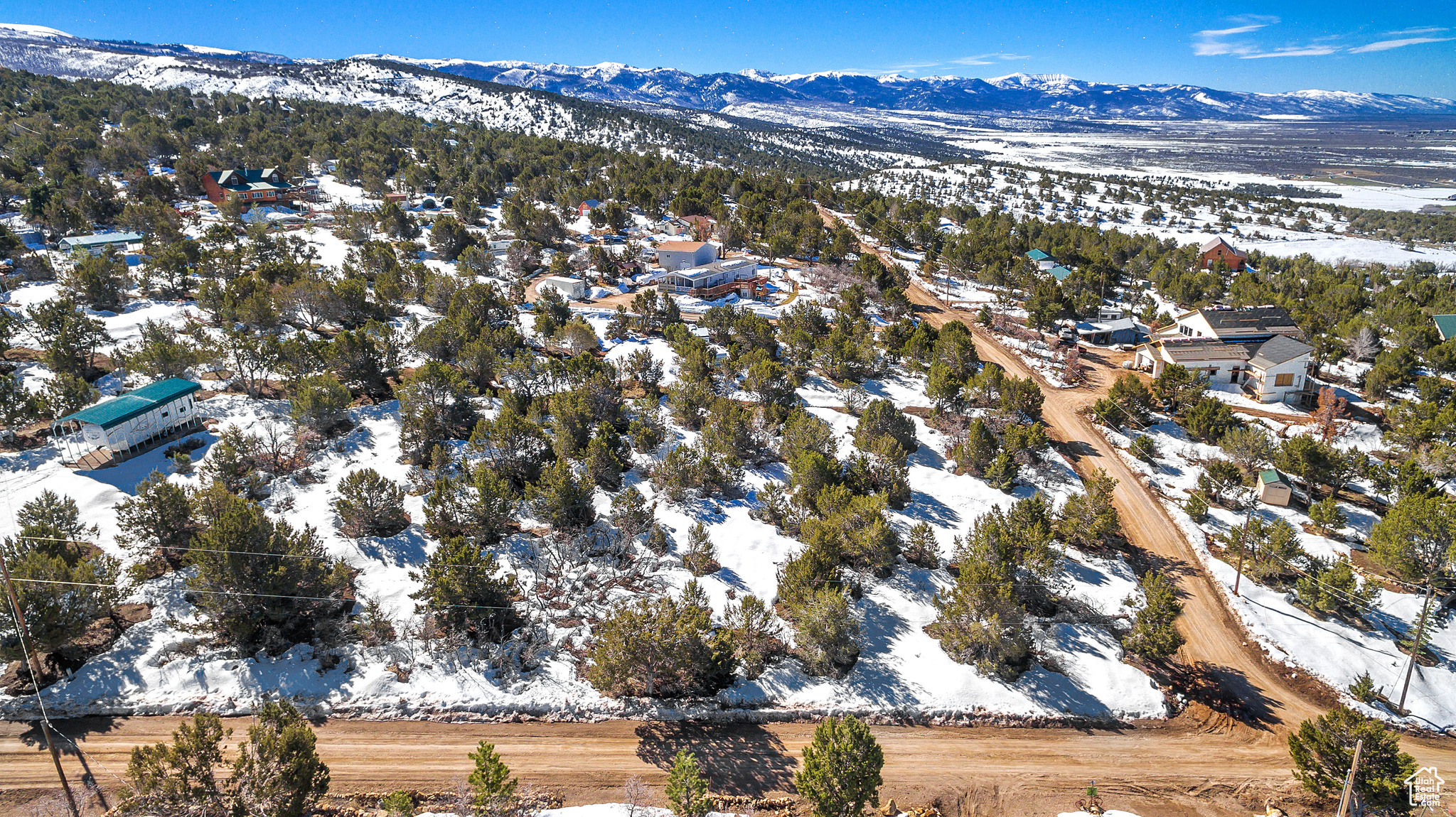 Snowy aerial view featuring a mountain view