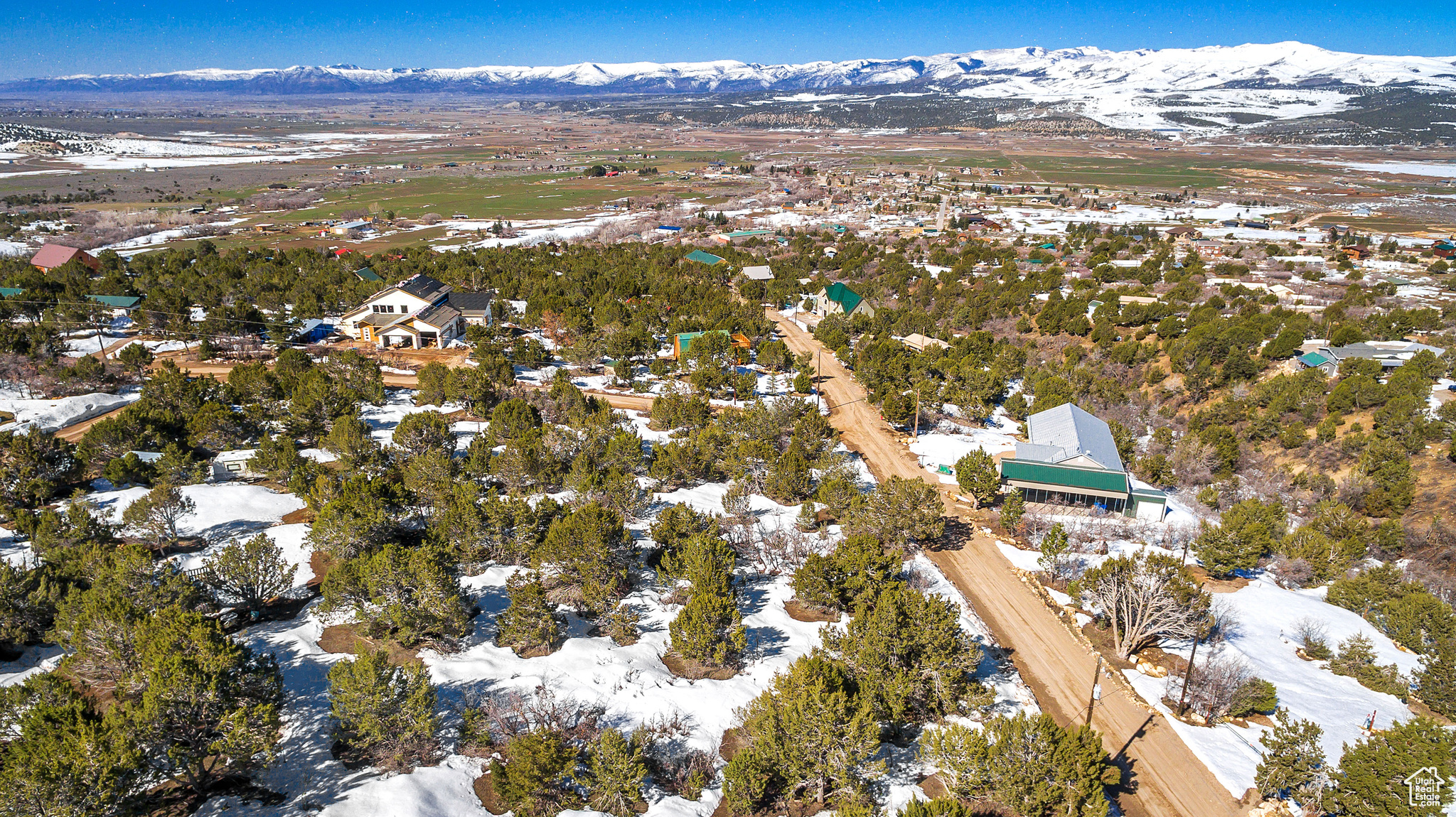 Snowy aerial view featuring a mountain view