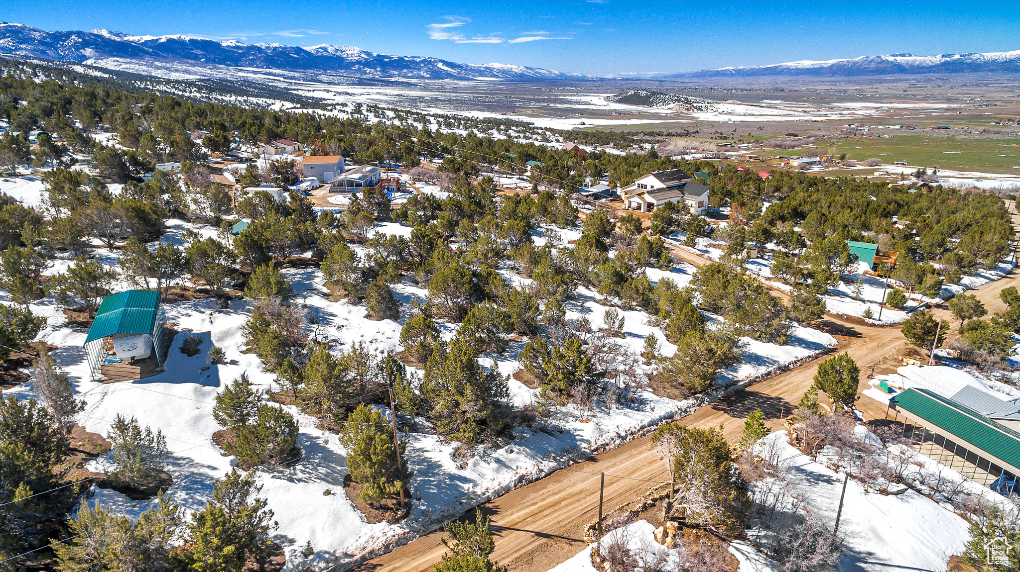 Snowy aerial view featuring a mountain view