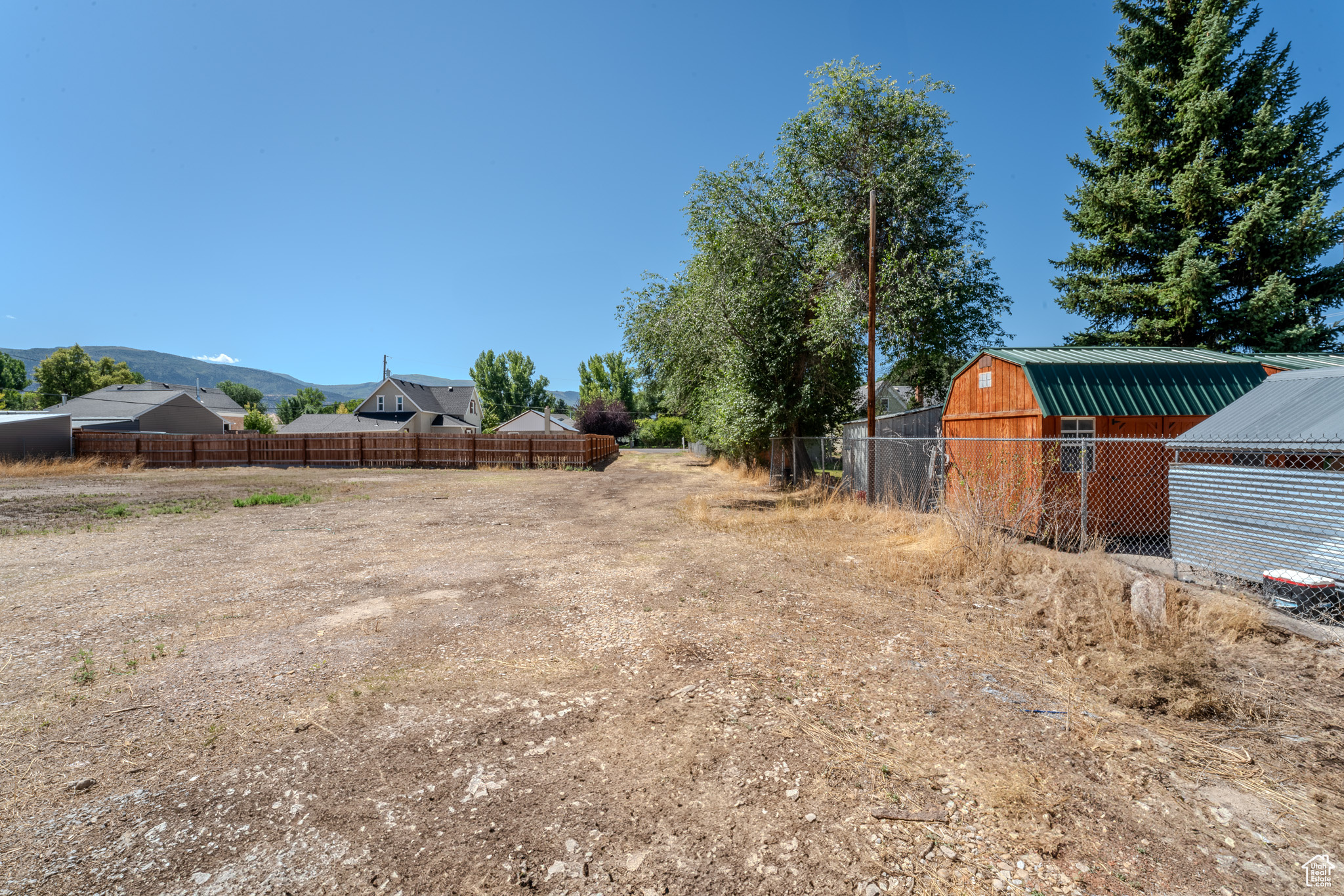 View of yard featuring an outbuilding