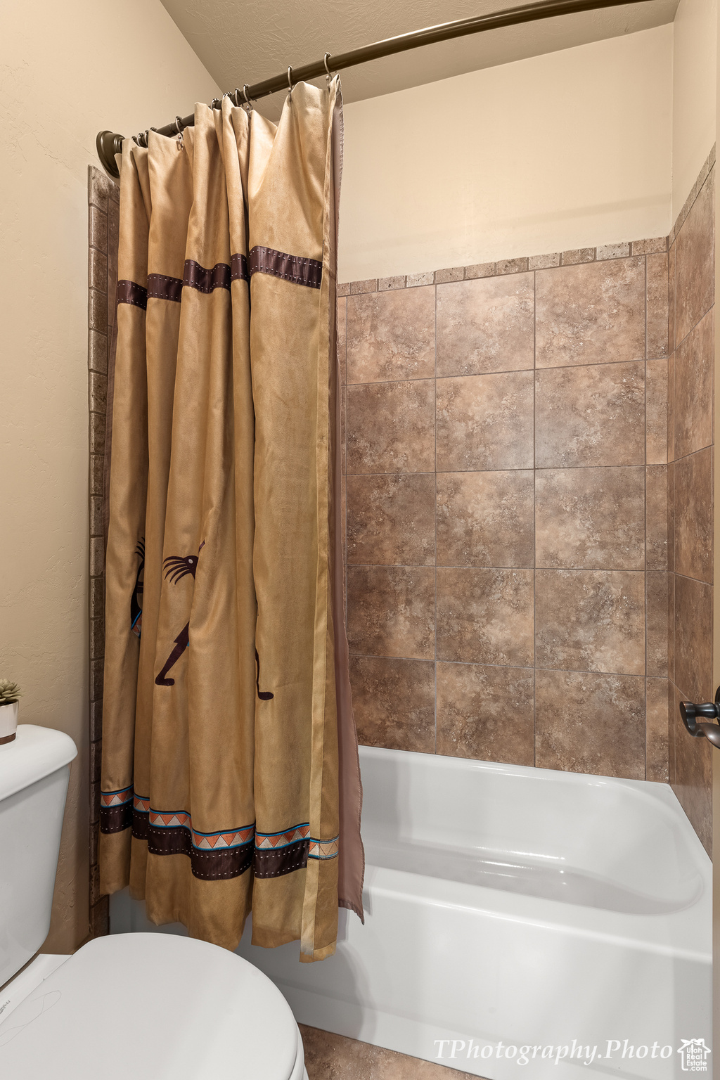 33-Tub/Shower With Tile Accent Surround