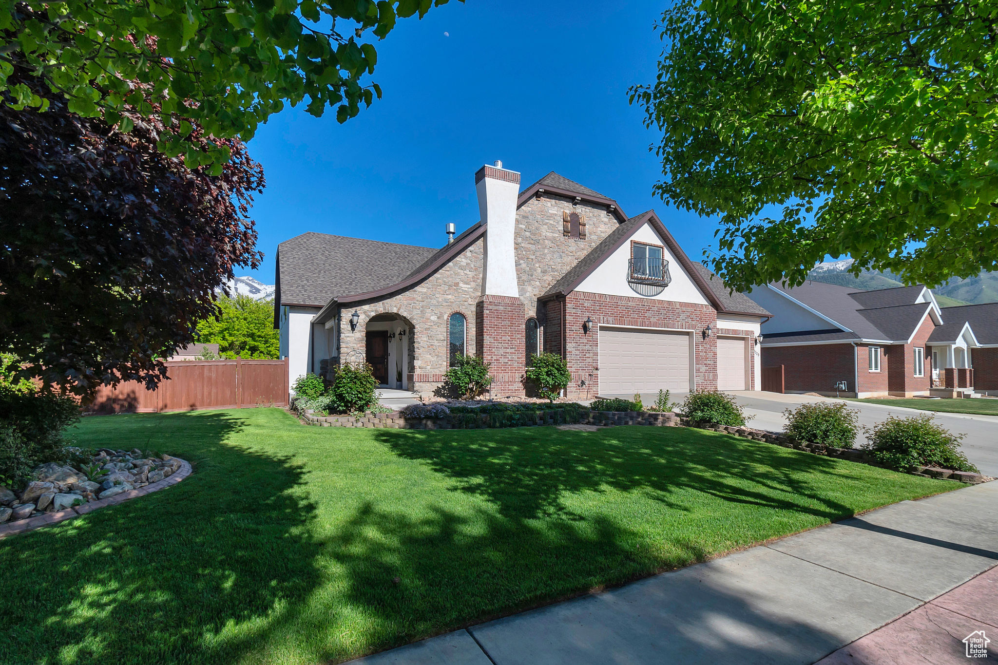 View of front facade with a front lawn