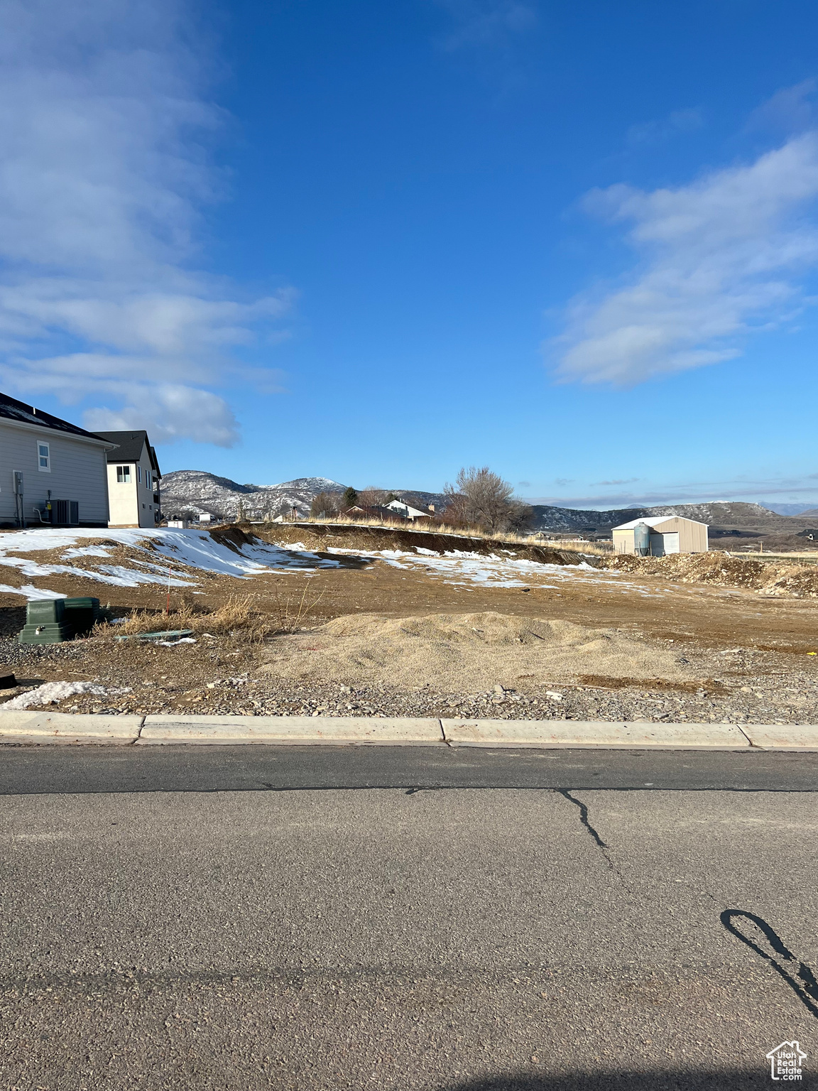 View of yard featuring a mountain view