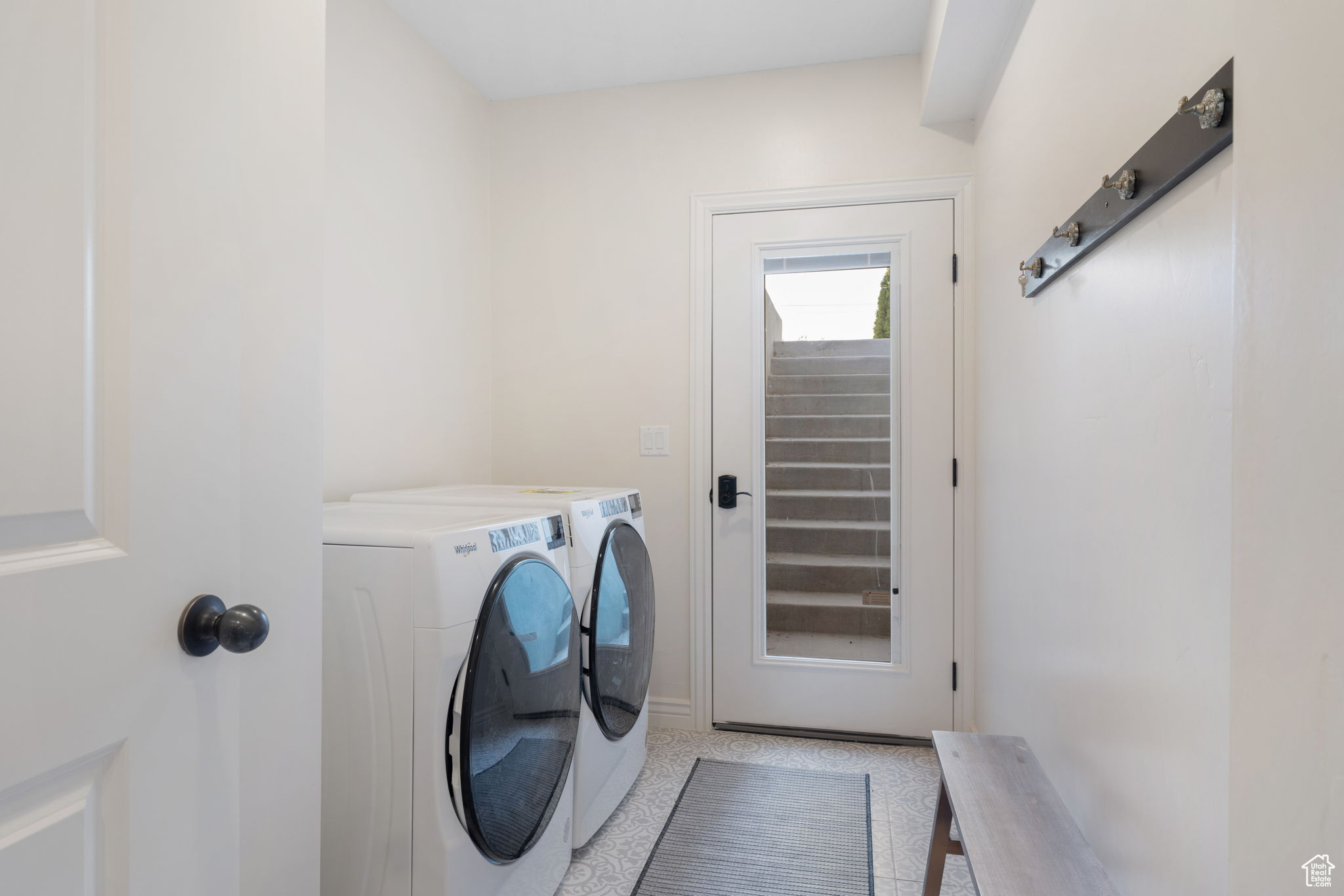 Basement apatment / flex area - Laundry room with washer and dryer