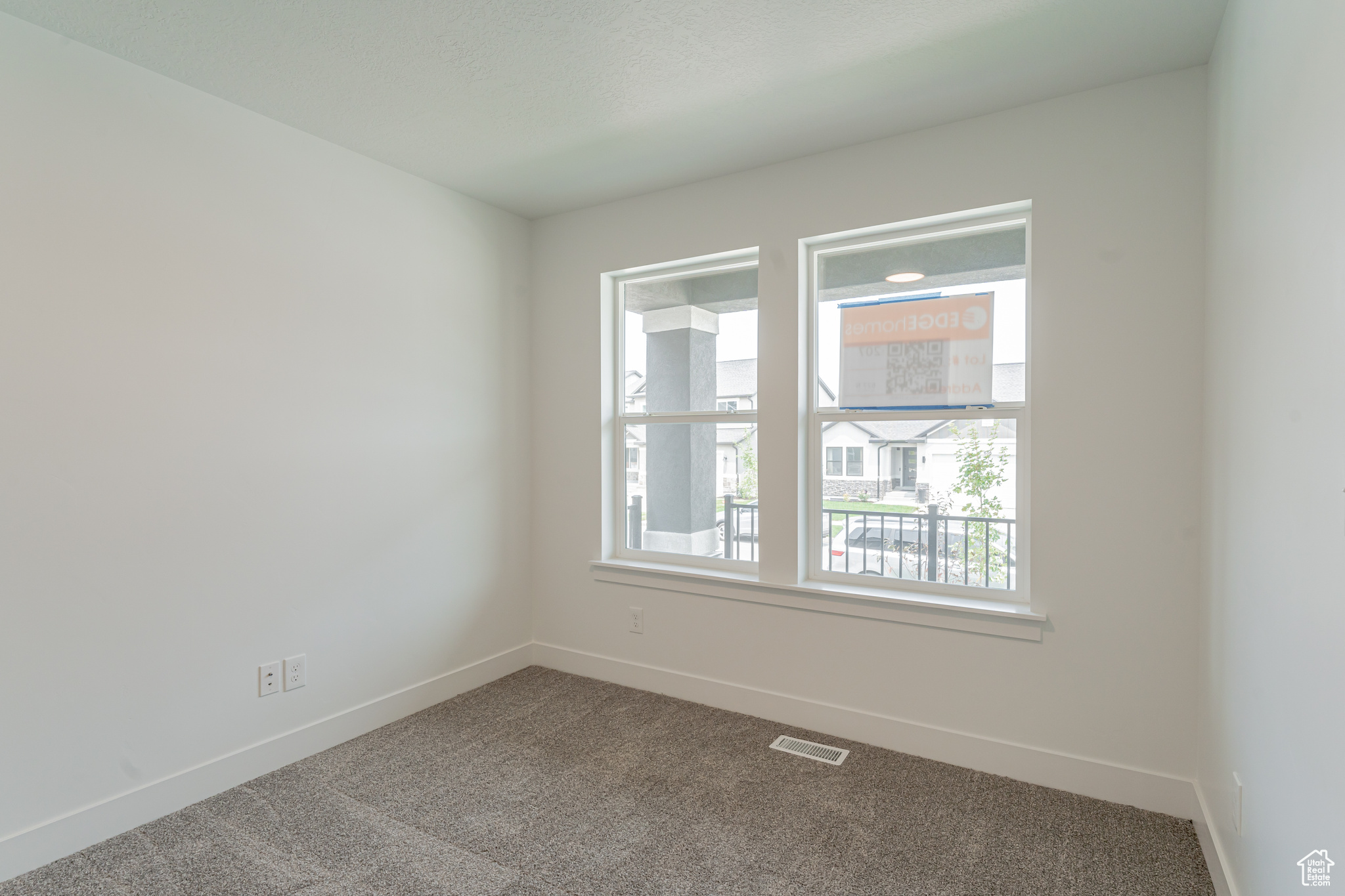 Spare room with carpet flooring