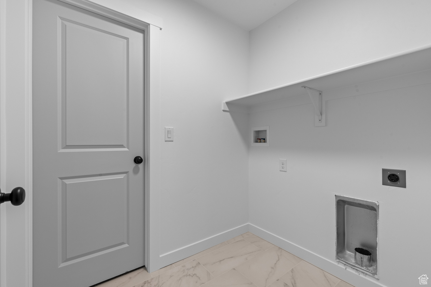 Clothes washing area featuring light tile patterned flooring, electric dryer hookup, and washer hookup