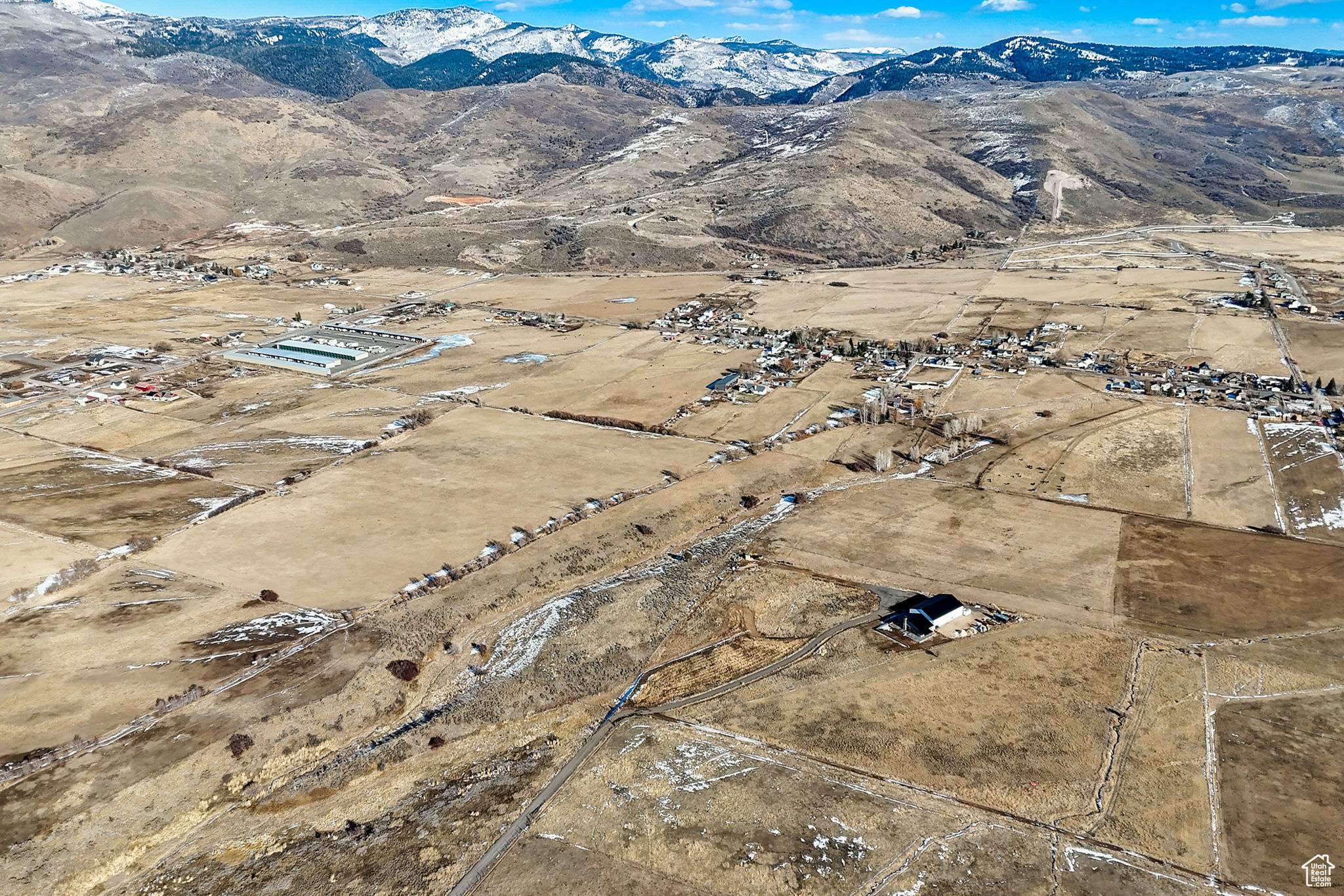 Aerial view with a mountain view