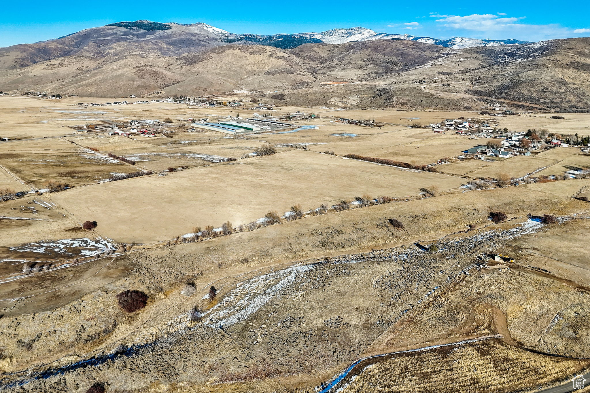 Aerial view with a mountain view