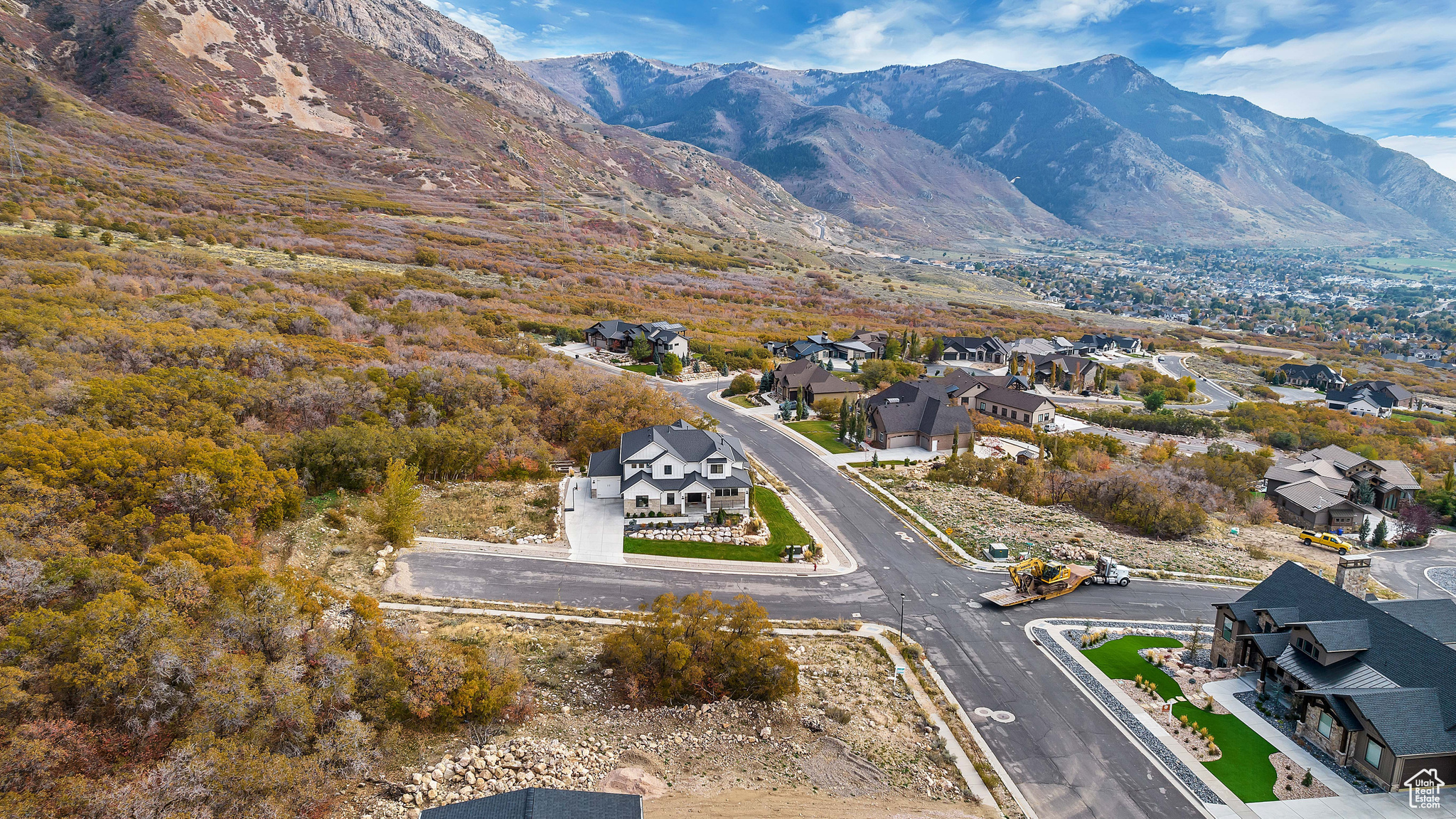 Birds eye view of property featuring a mountain view