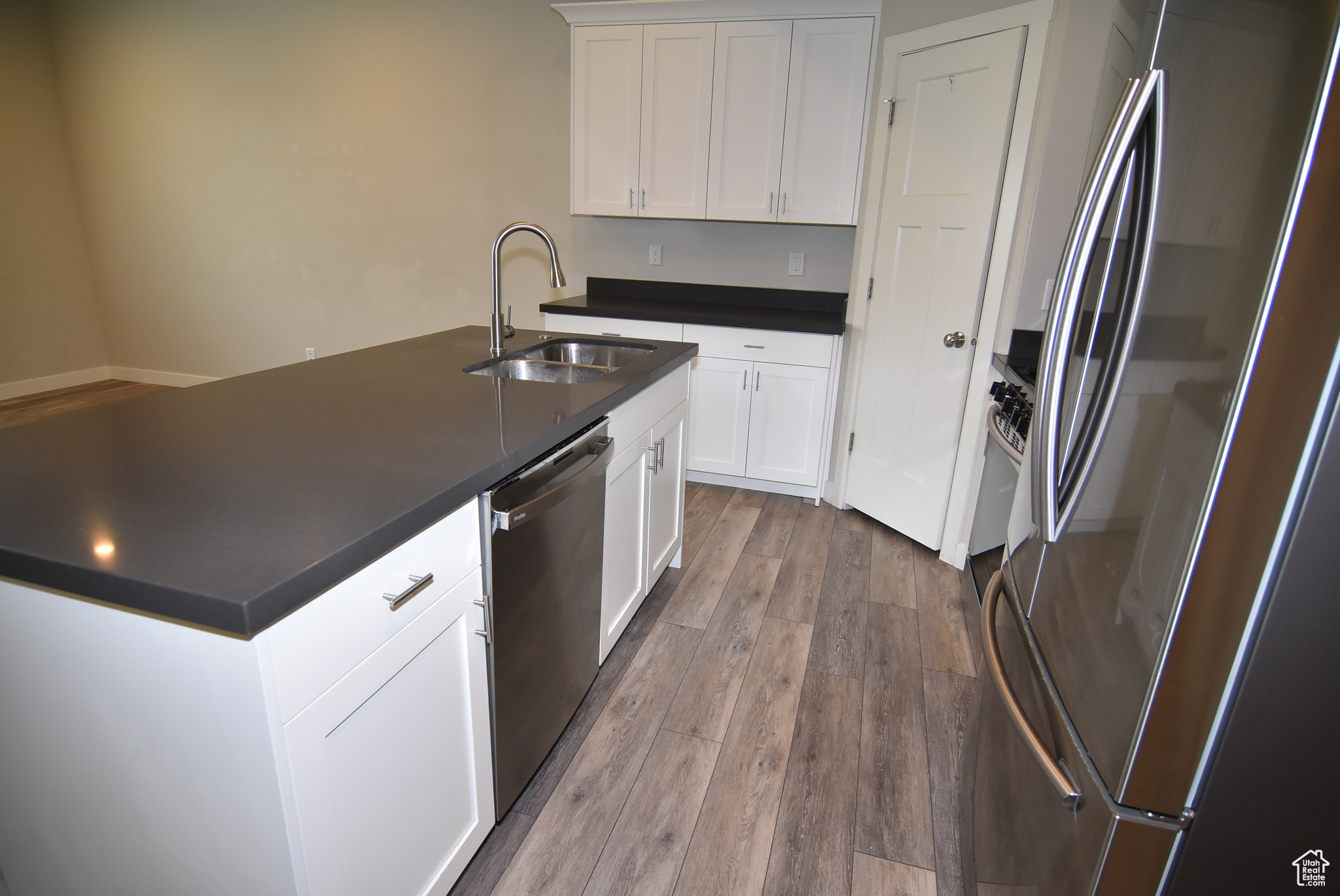 Kitchen island with sink and dishwasher