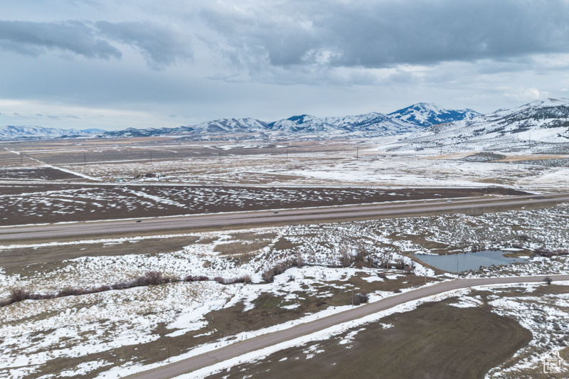 Snowy aerial view featuring a mountain view