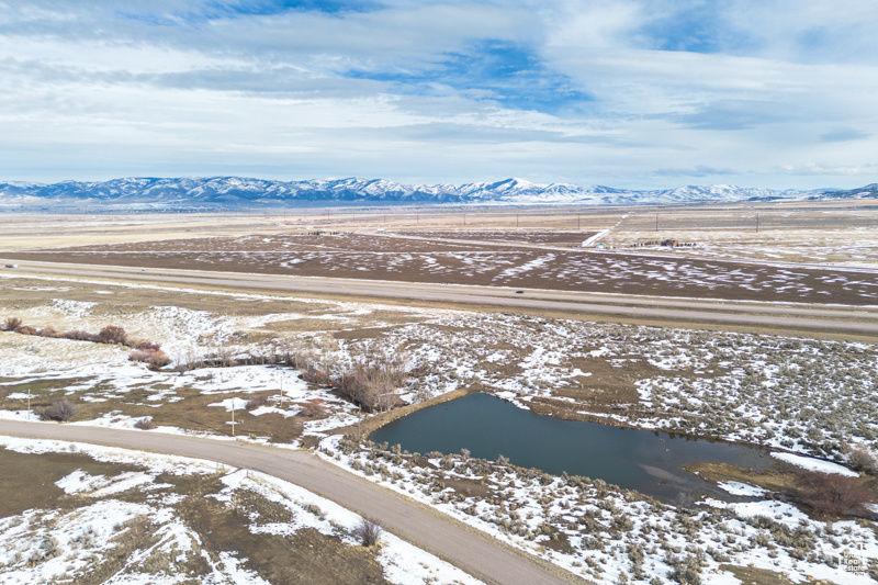 Snowy aerial view featuring a mountain view