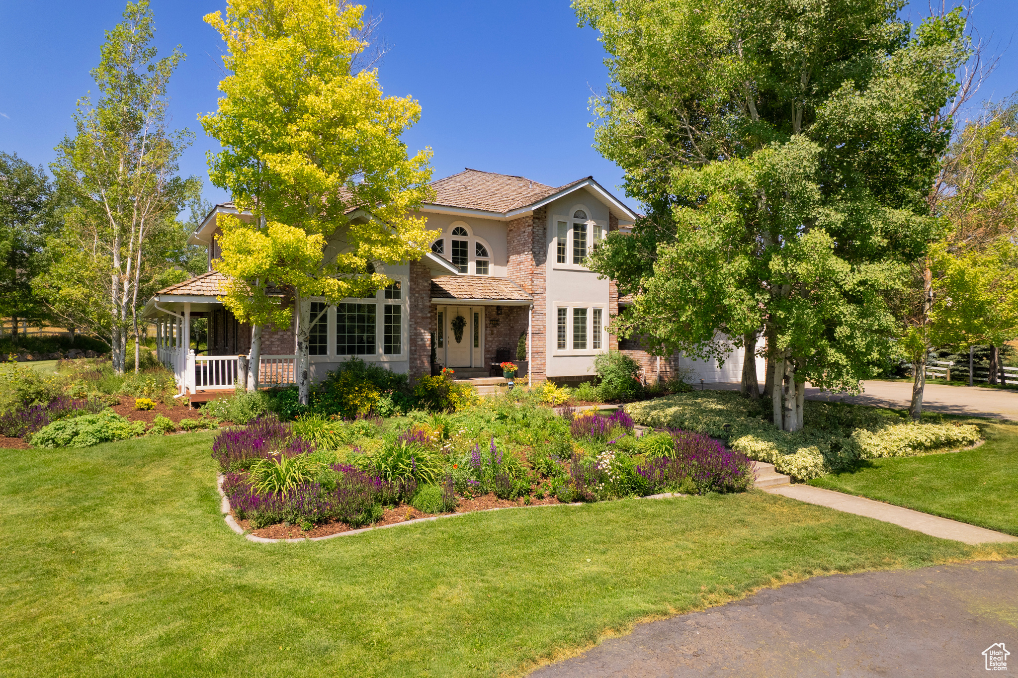 View of front of home featuring a front yard