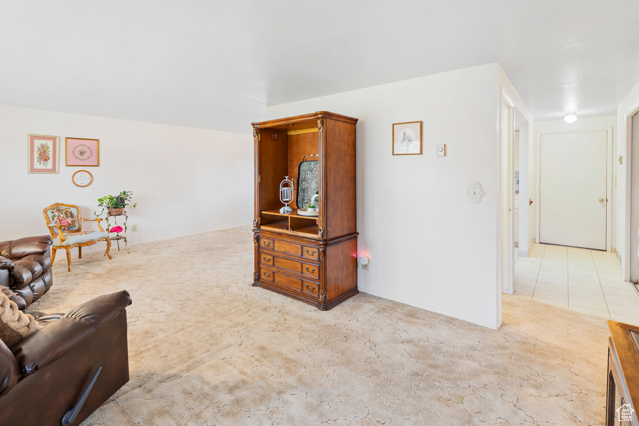 Sitting room with light tile floors