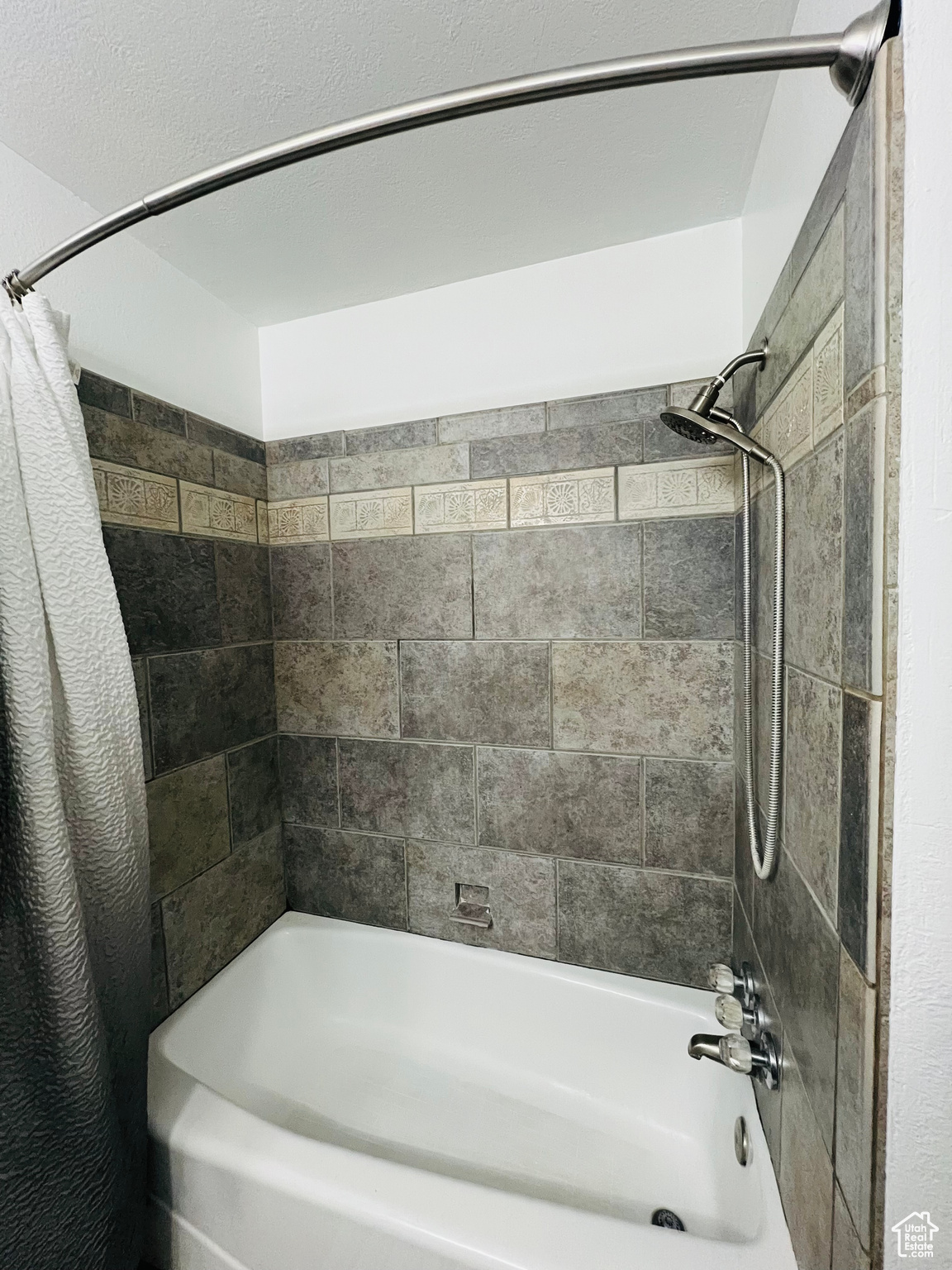 Main bathroom shower/tub