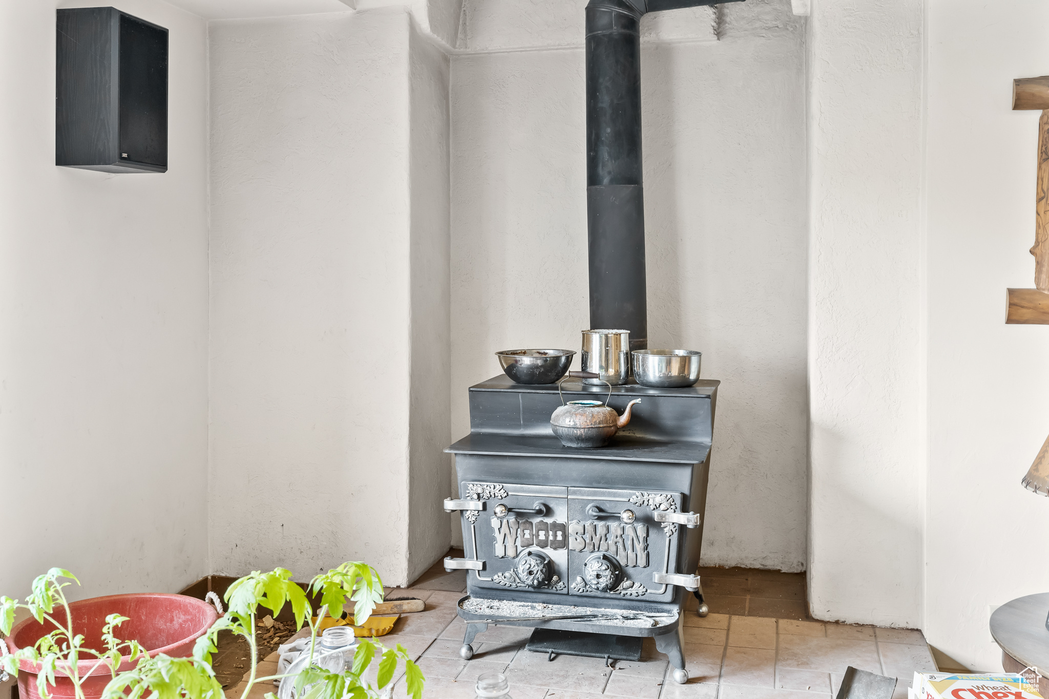 Room details featuring light tile floors