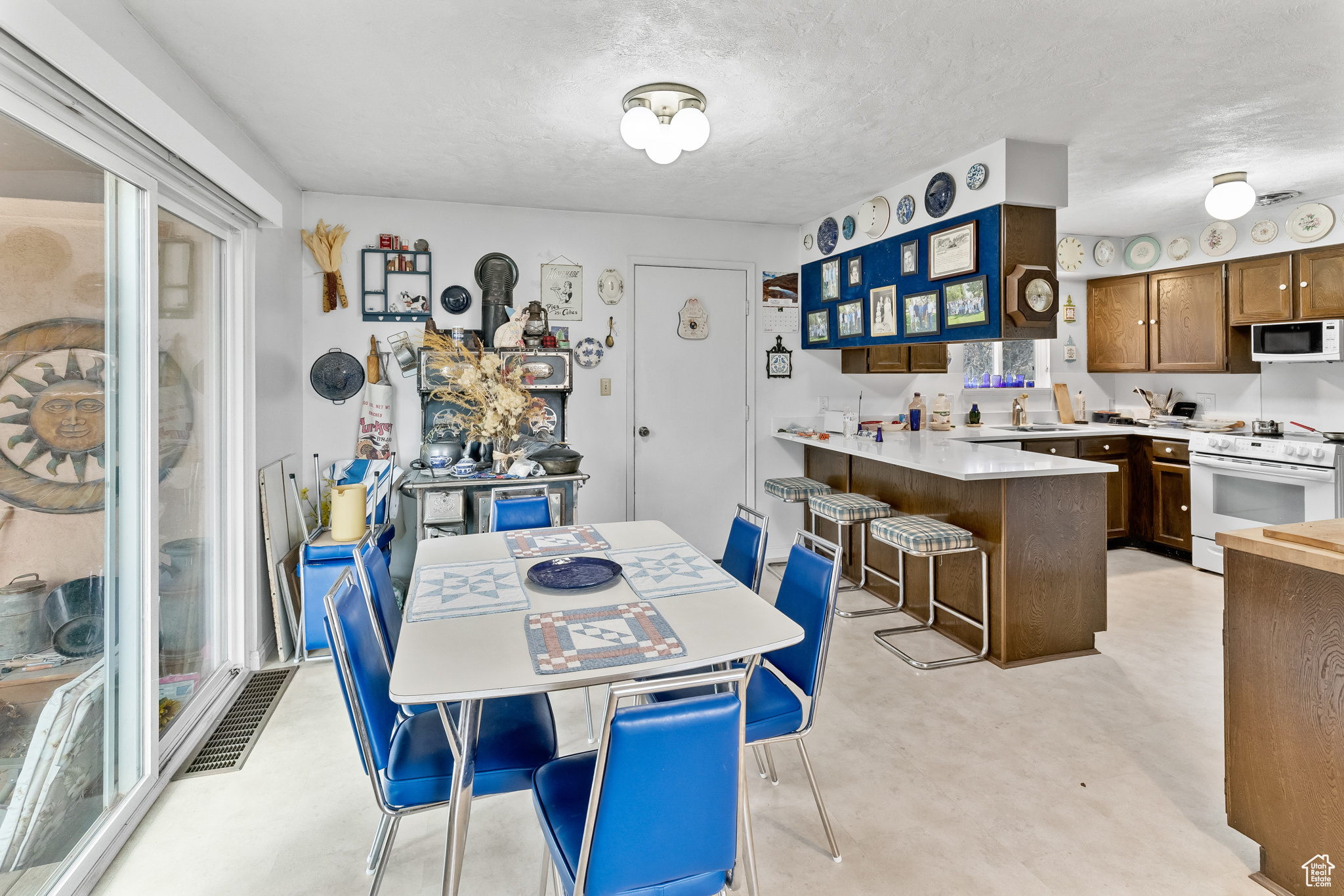 Dining area featuring sink and a textured ceiling