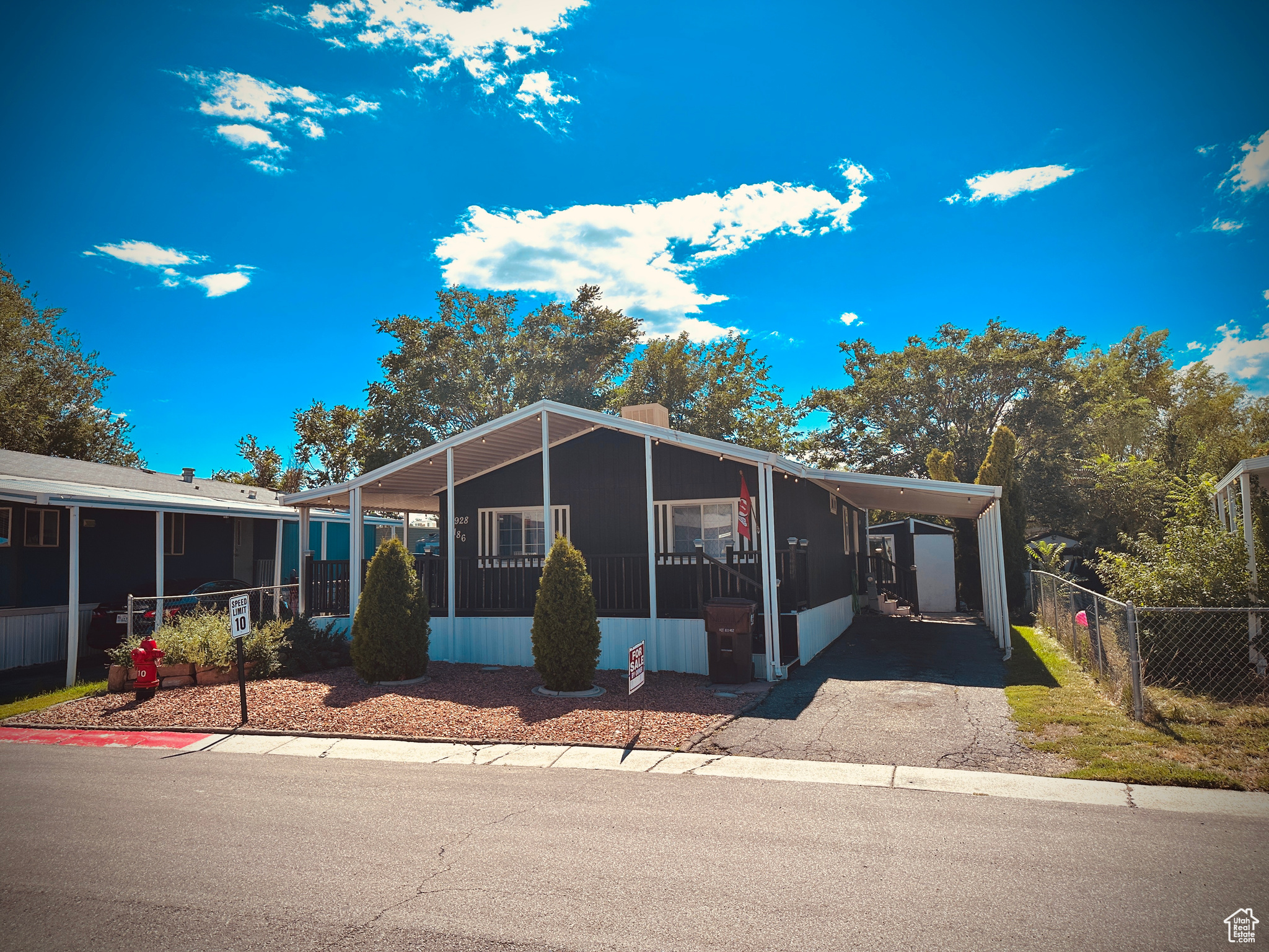 Manufactured / mobile home with a carport