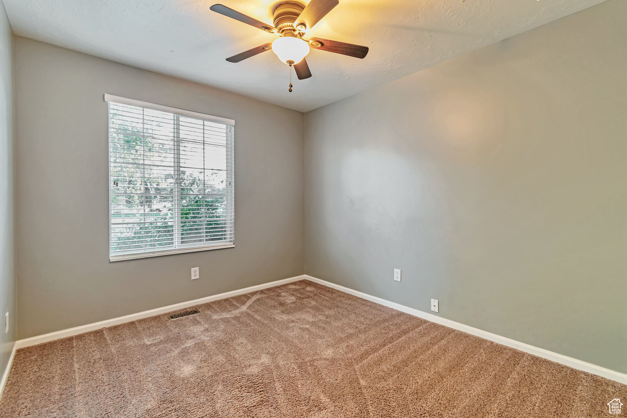 bedroom with carpet flooring and ceiling fan