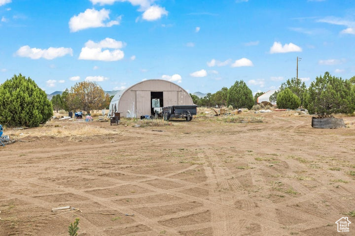 View of yard featuring an outbuilding