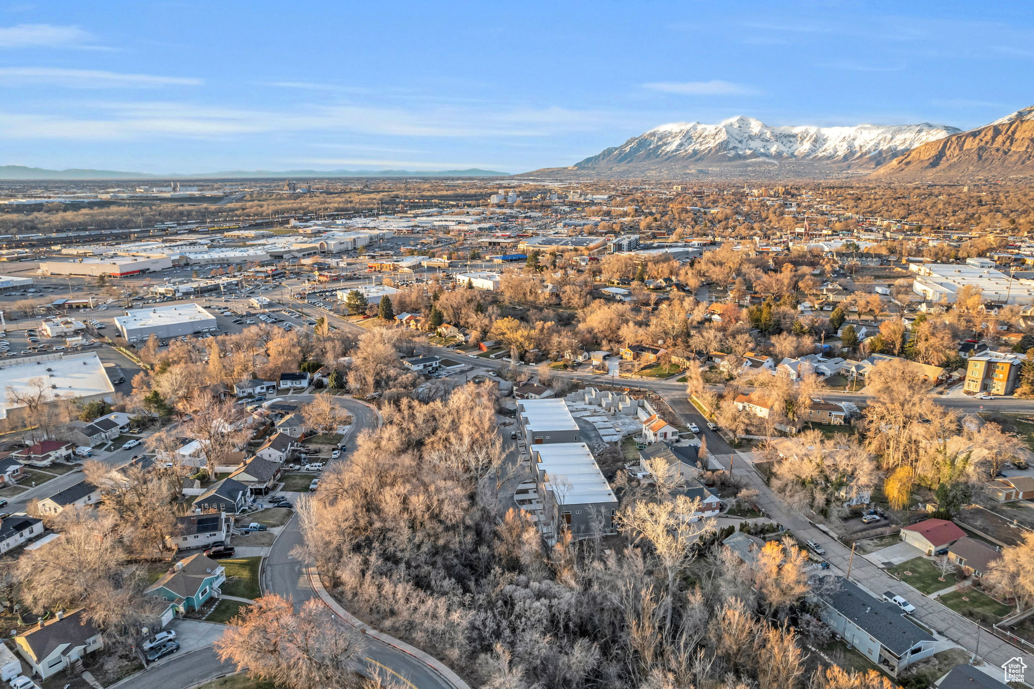 Drone / aerial view featuring a mountain view