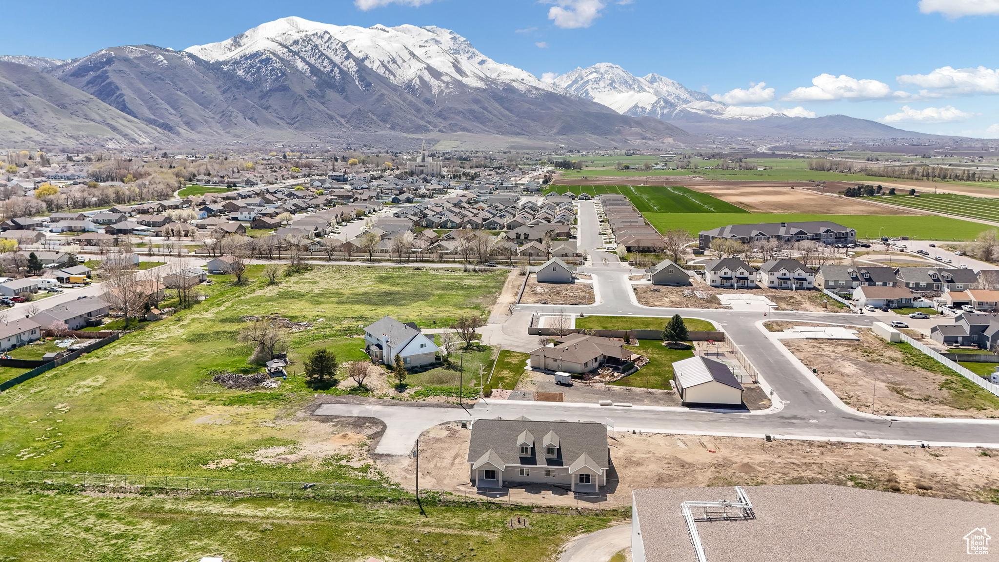 Aerial view with a mountain view