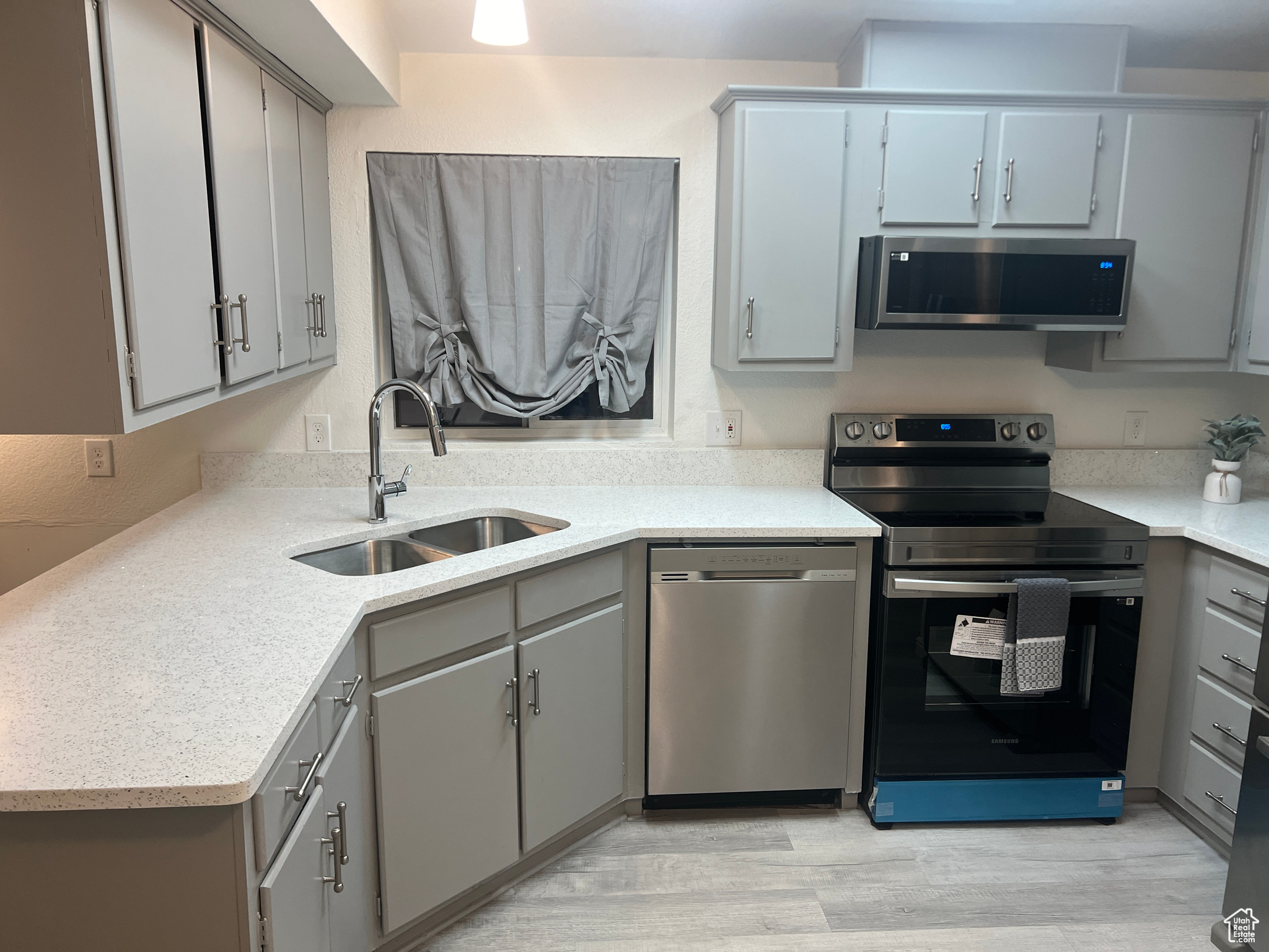 Kitchen with quartz countertop, brand new appliances