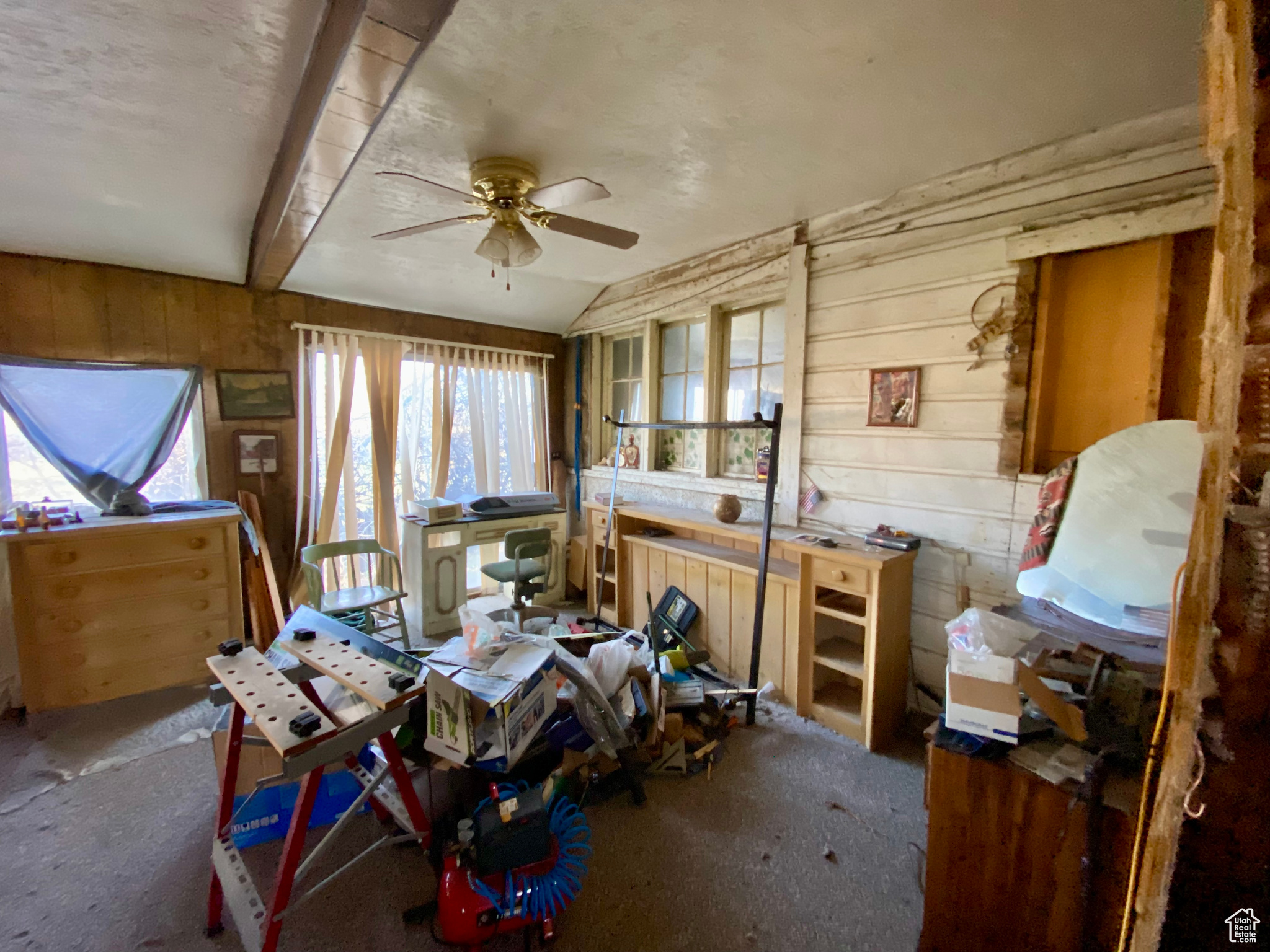 Miscellaneous room with ceiling fan