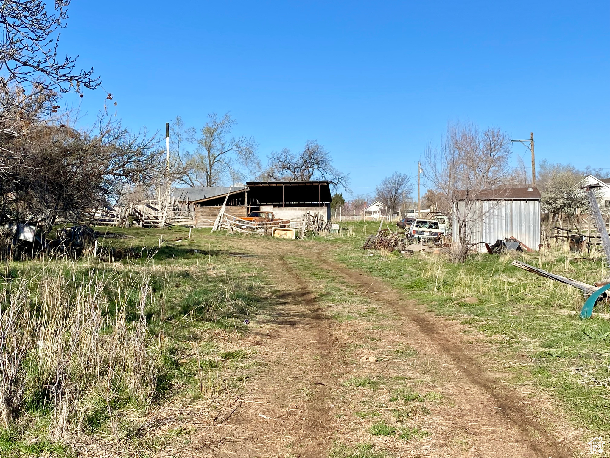 View of yard with an outdoor structure