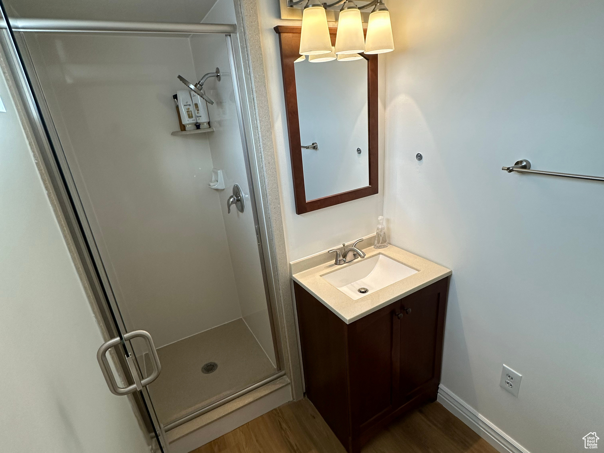 Bathroom featuring ornamental molding