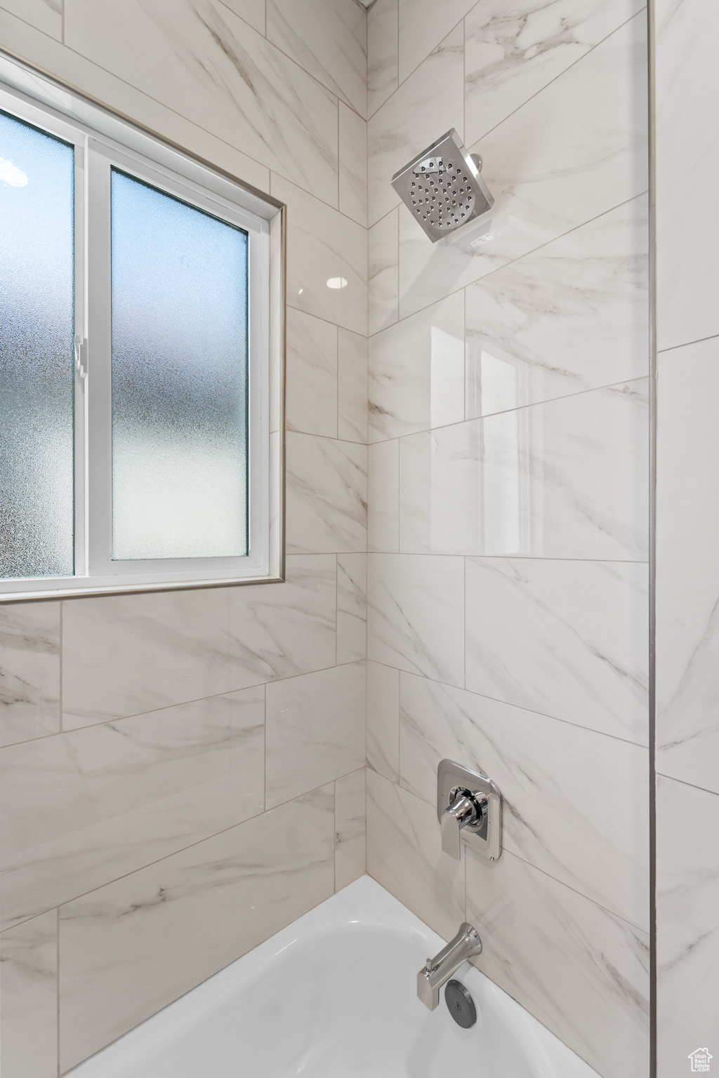 Bathroom featuring tiled shower / bath combo