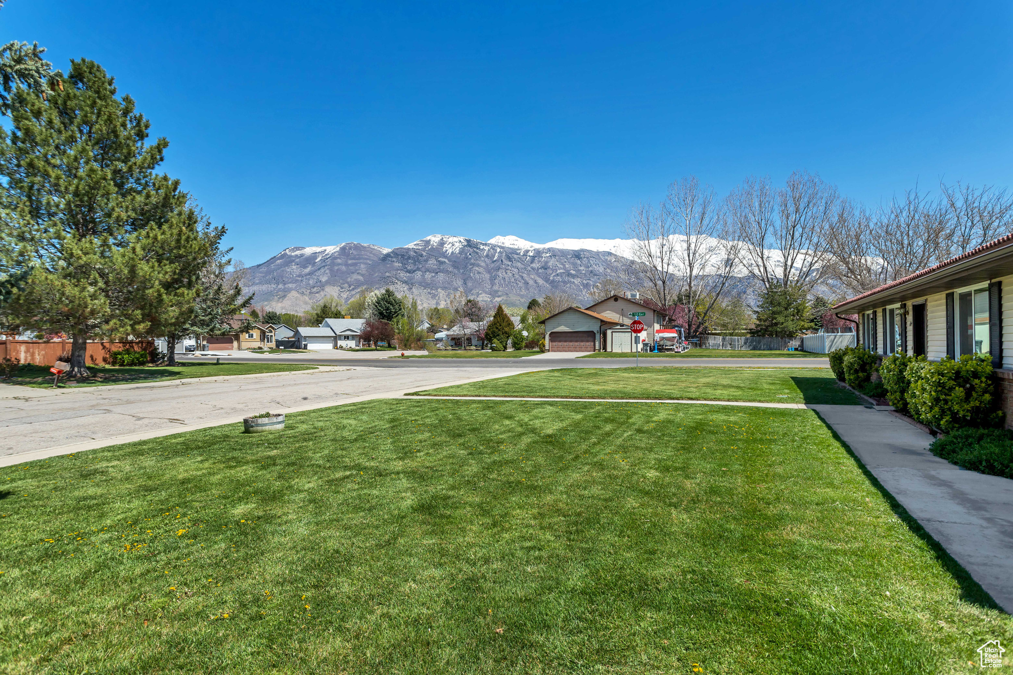 View of yard featuring gorgeous mountain views
