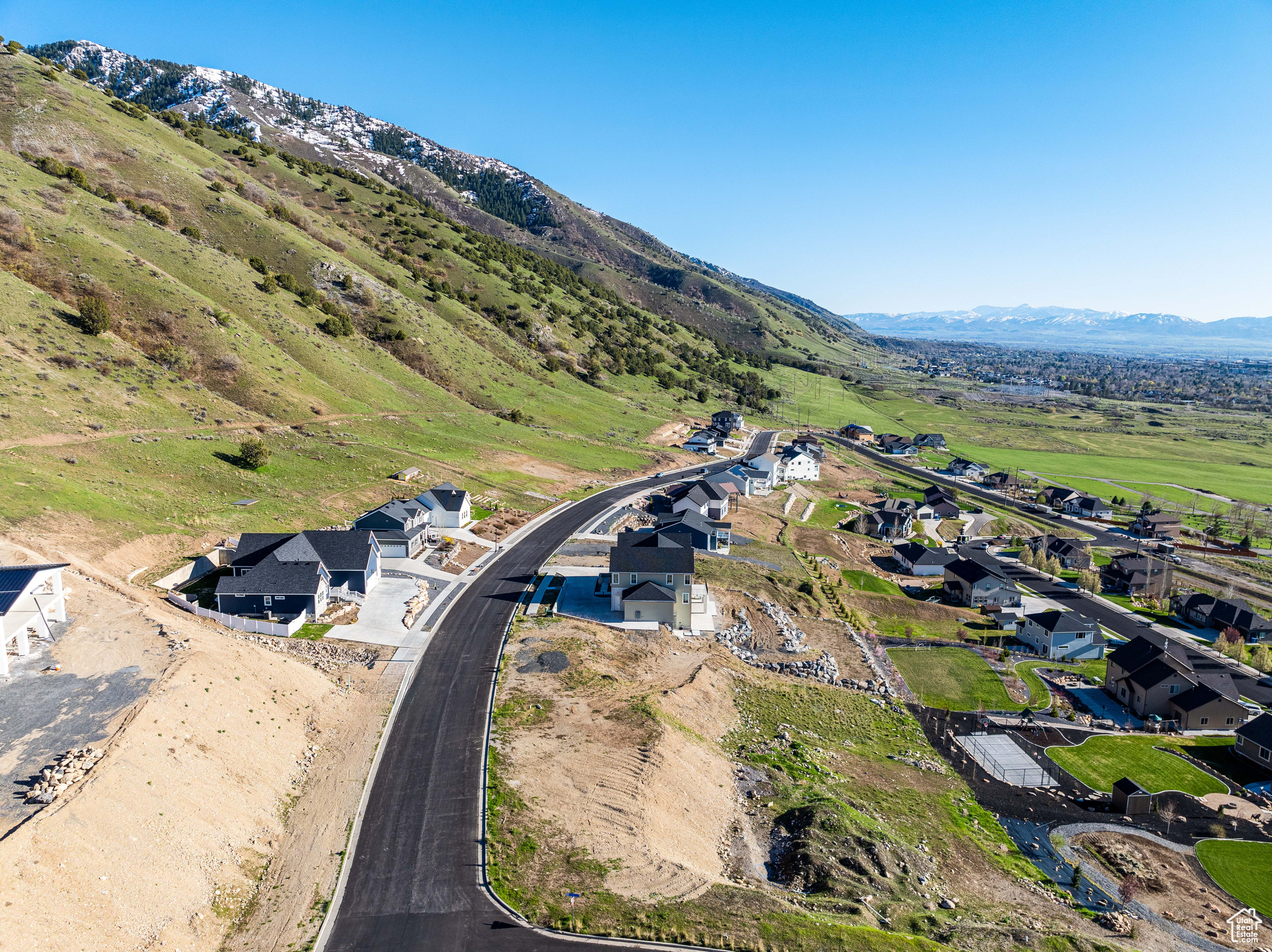 Drone / aerial view featuring a mountain view