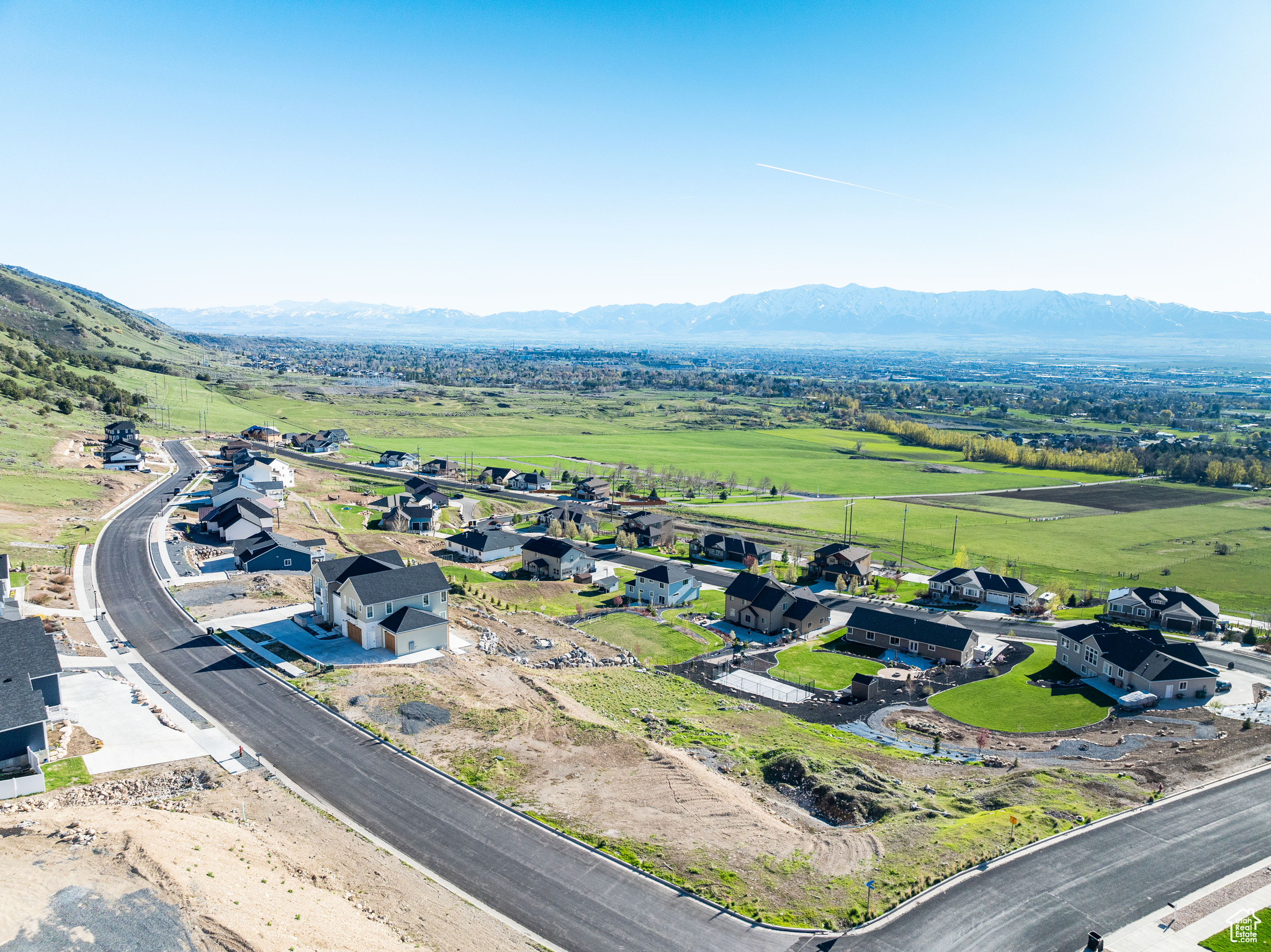 Birds eye view of property featuring a mountain view