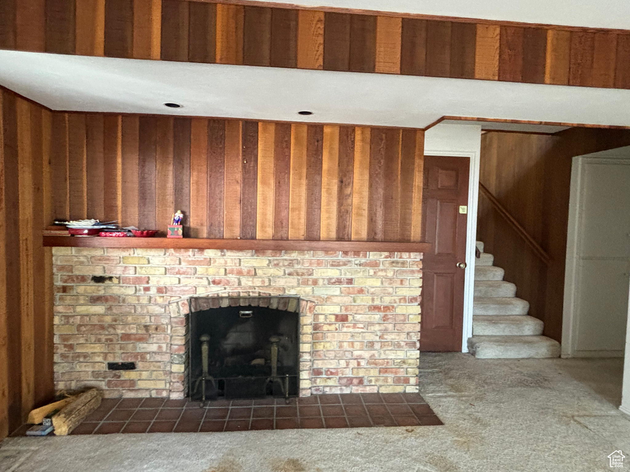 BEAUTIFUL FIREPLACE IN BASEMENT FAMILY ROOM!