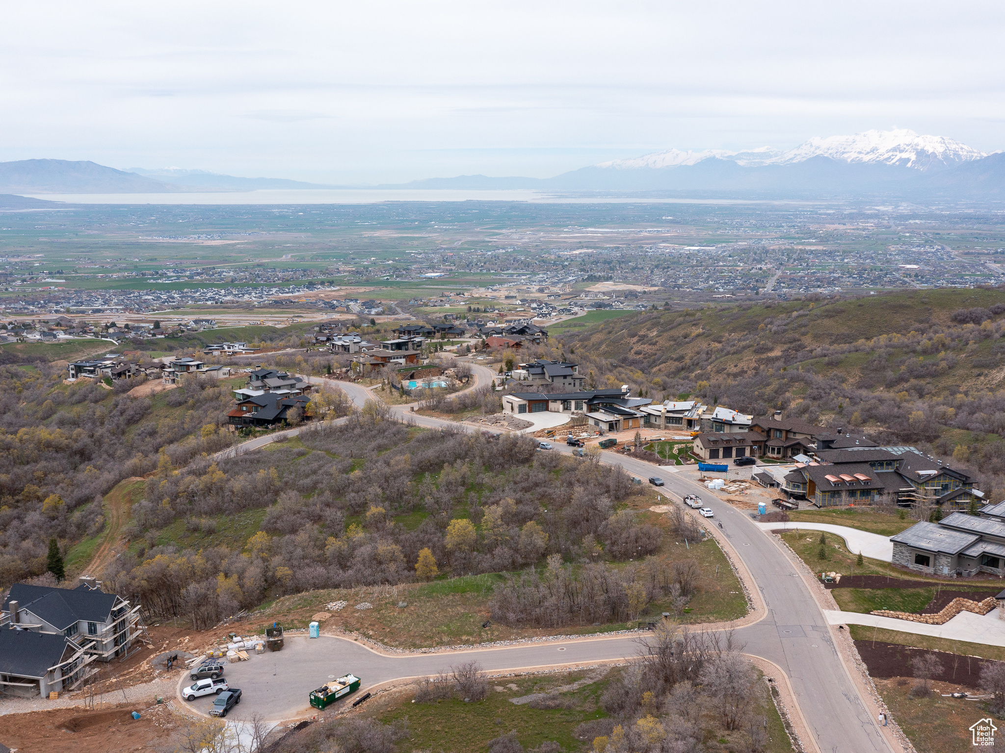 Aerial view with a mountain view