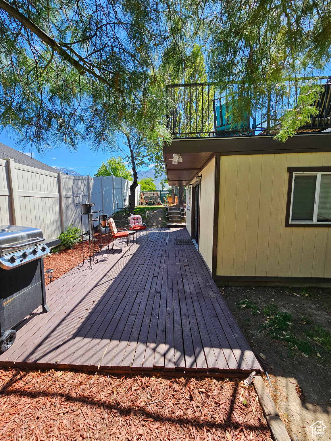 CASITA -Wooden terrace featuring area for grilling