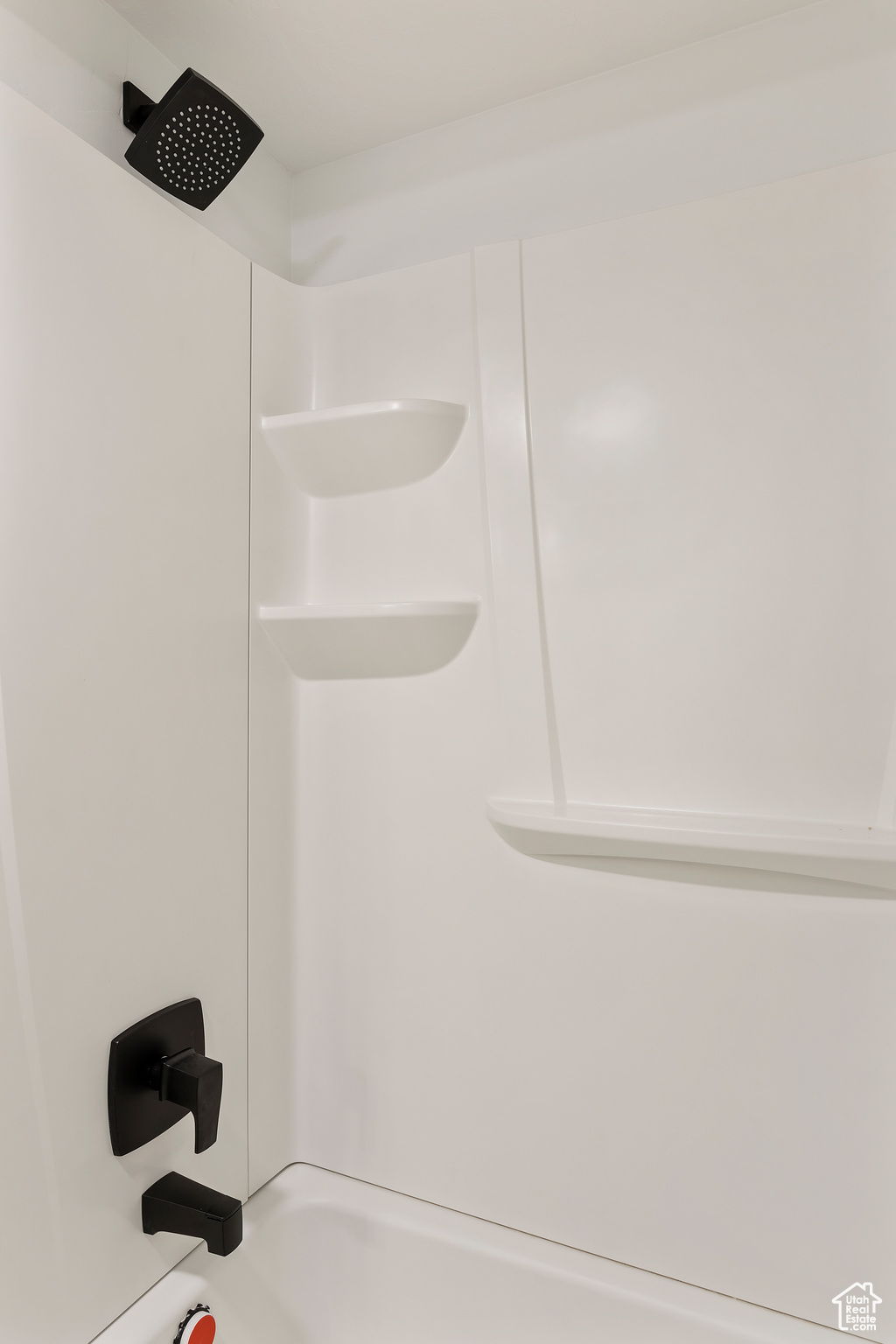 Interior details with shower / bath combination