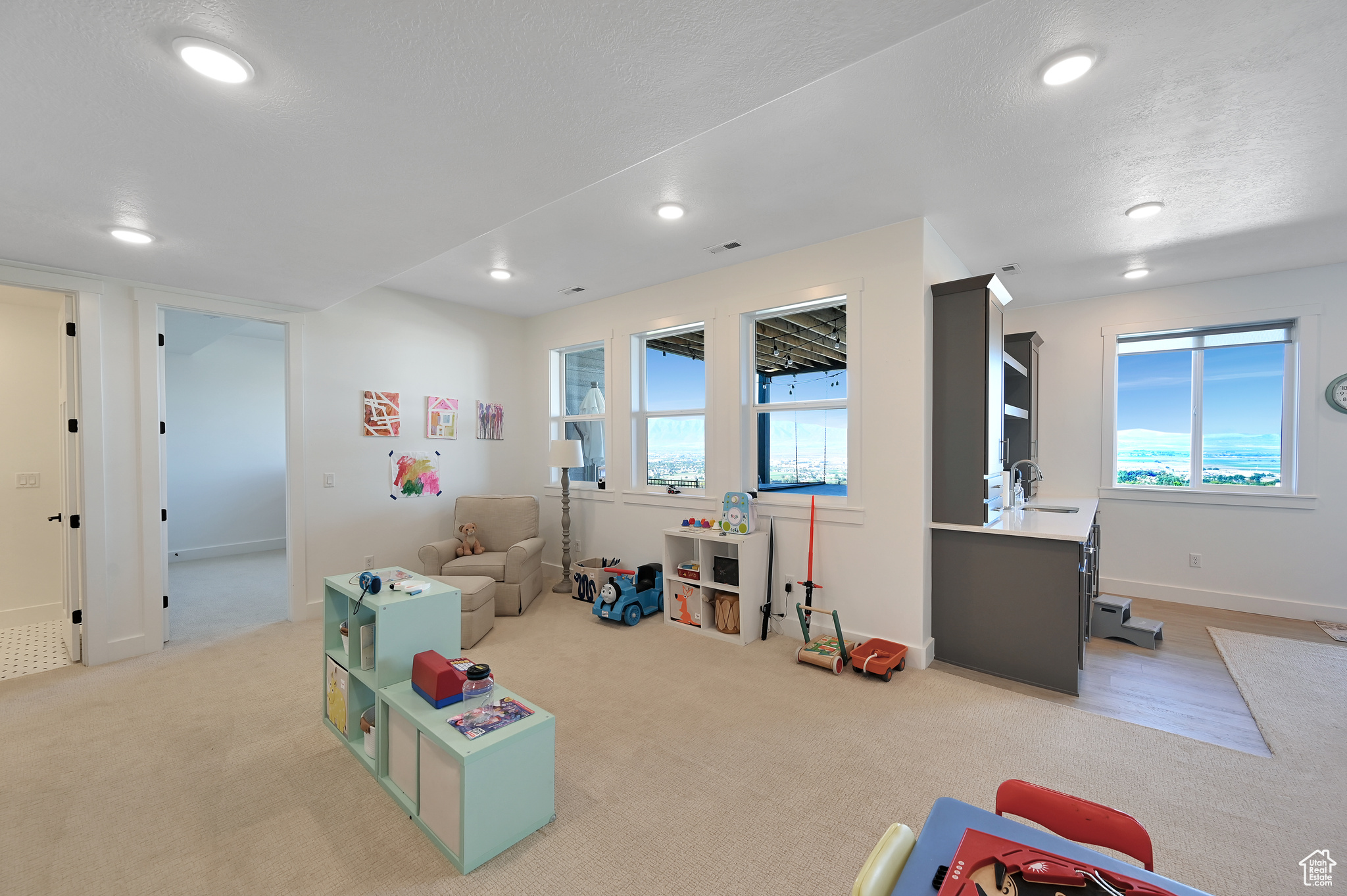 Playroom with light carpet and sink