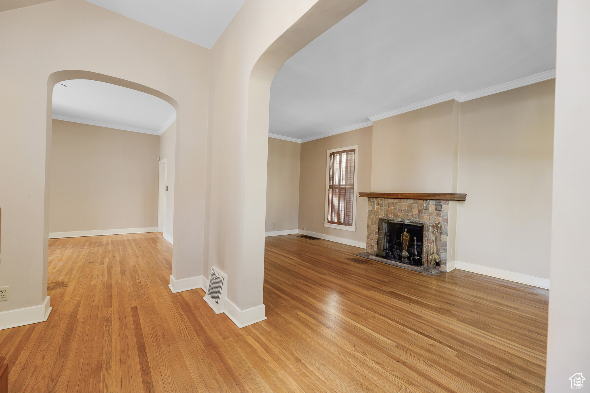 Living room with crown molding and hardwood / wood-style floors