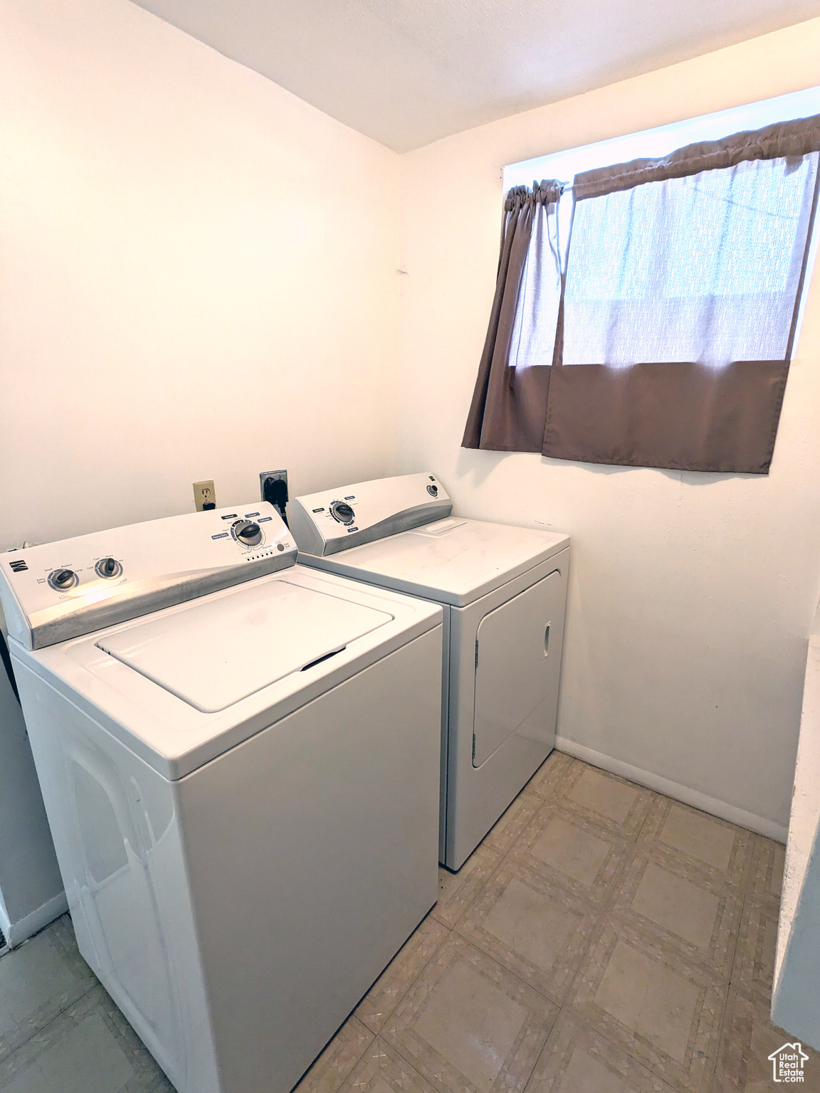 Washroom featuring independent washer and dryer, electric dryer hookup, and tile flooring