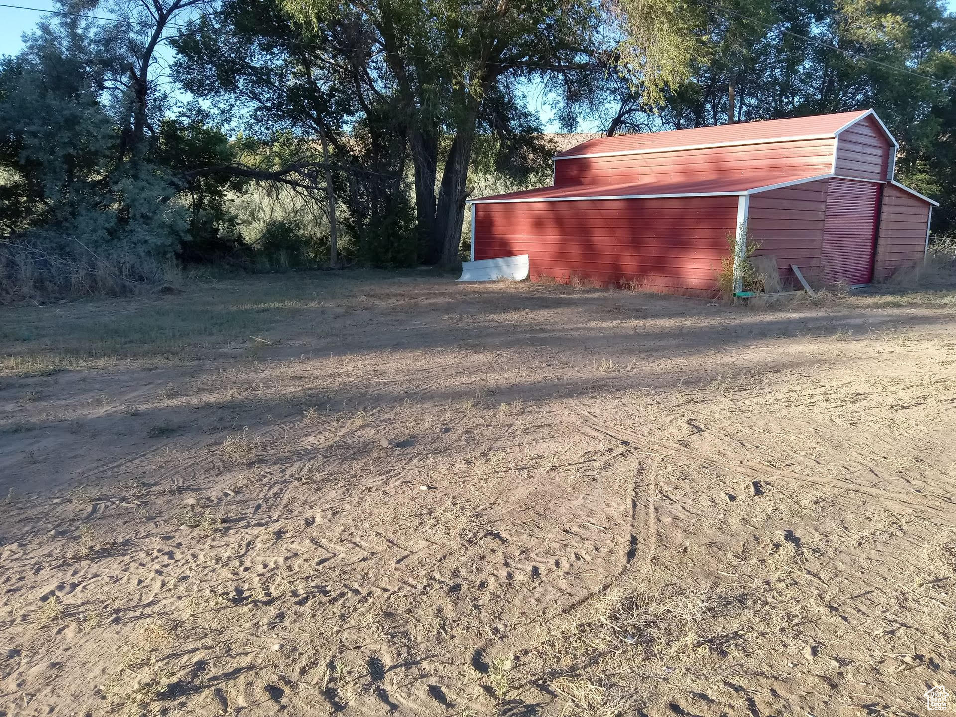 View of yard with an outdoor structure