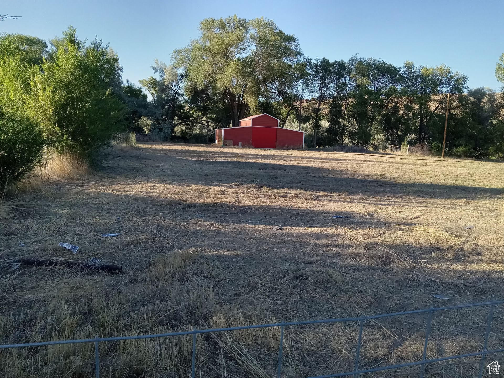 View of yard featuring an outbuilding