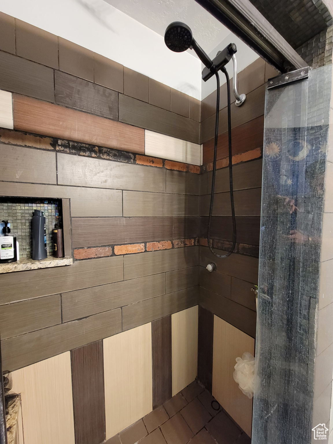 Tile shower with shower bench